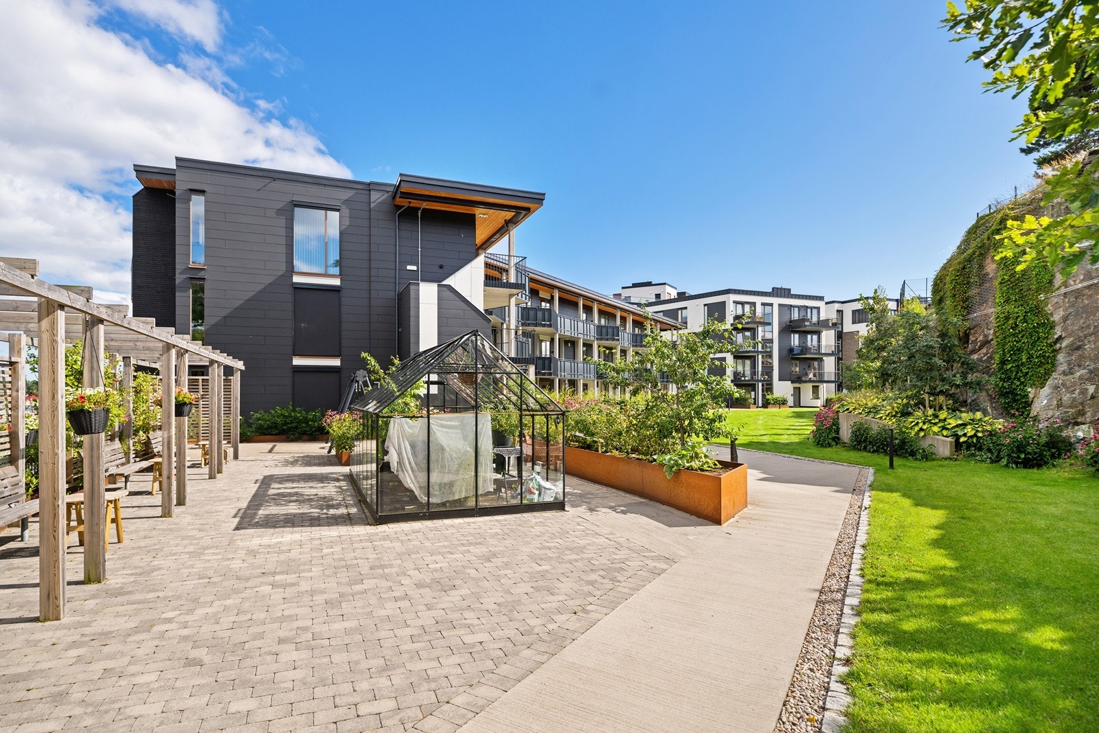 Felles uteområde med utemøblement og drivhus Galleribilde