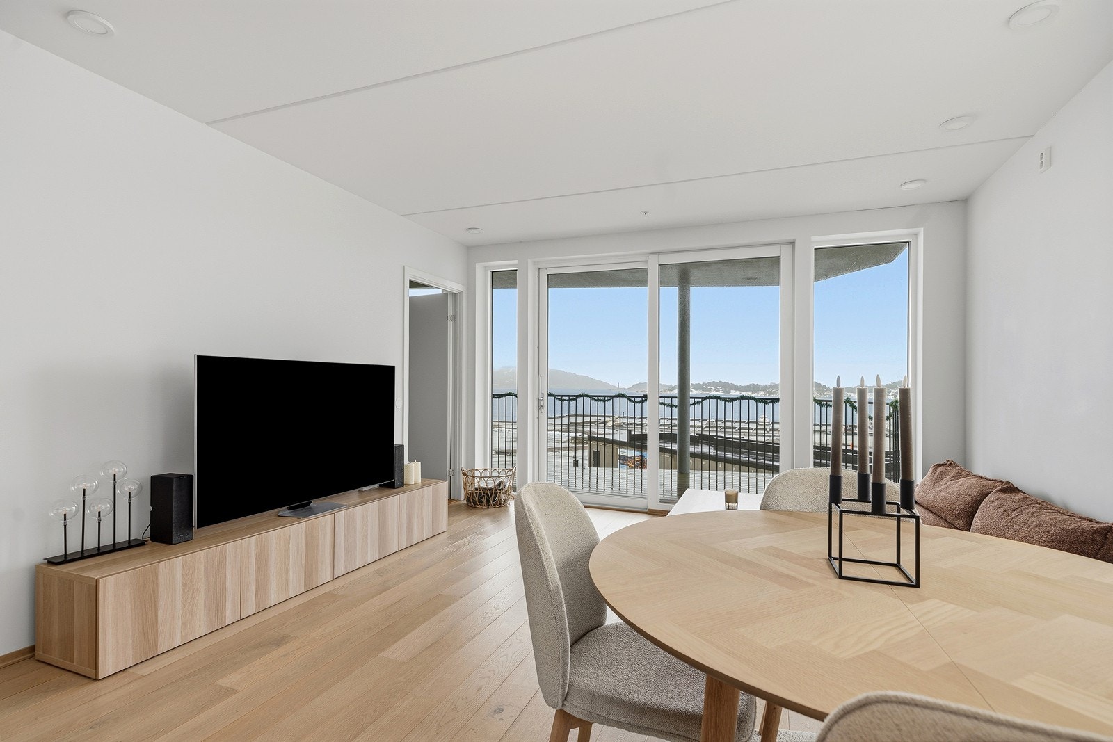 Lys og moderne 3-roms selveier med heis, fjernvarme og solrik terrasse nær sjøen - Parkeringsplass i kjeller Galleribilde