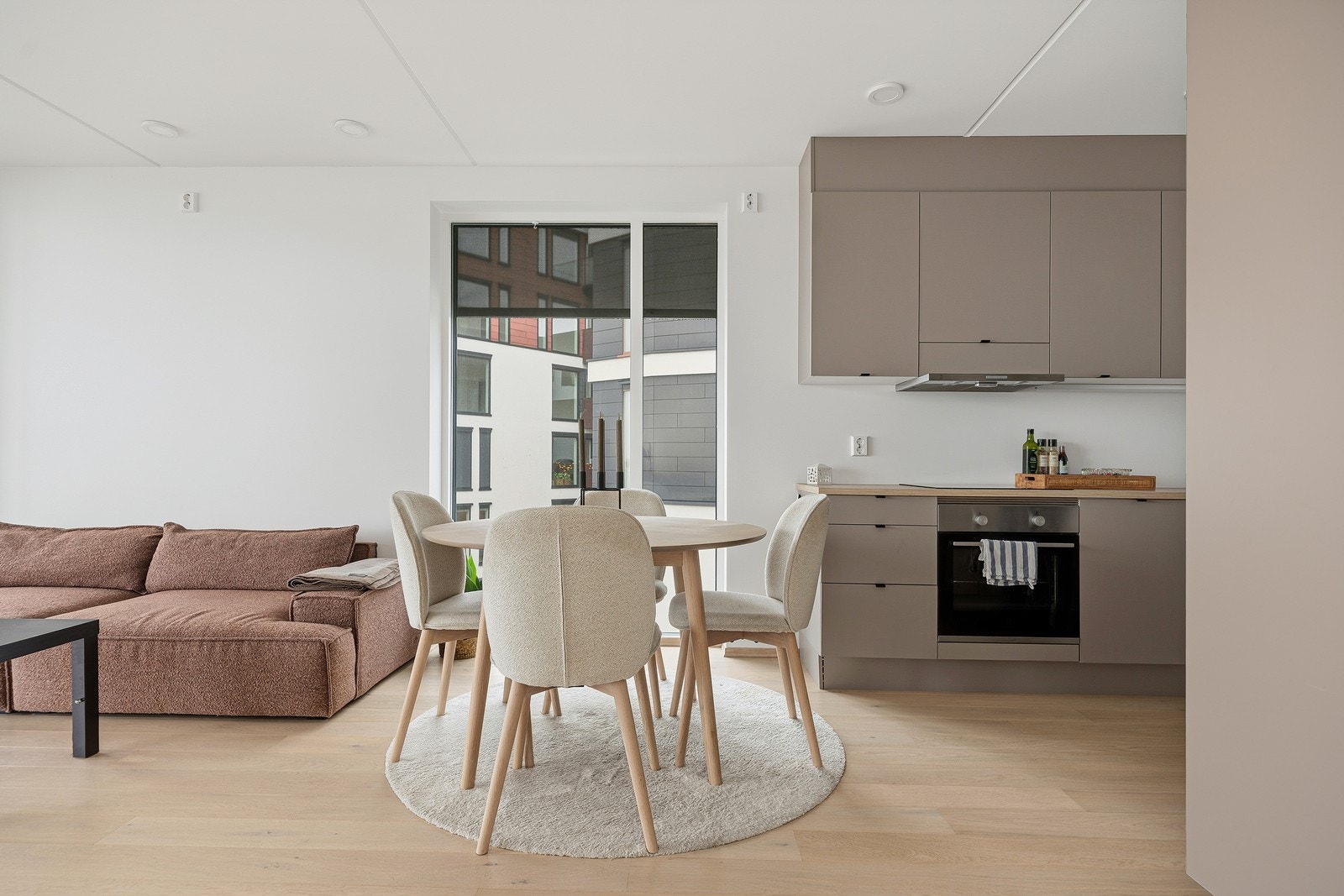 Åpen og sosial kjøkken/stue-løsning med plass til en koselig spisegruppe Galleribilde