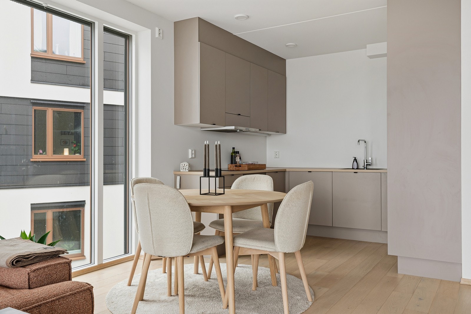 Lekkert kjøkken med slette fronter og god oppbevaringsplass Galleribilde