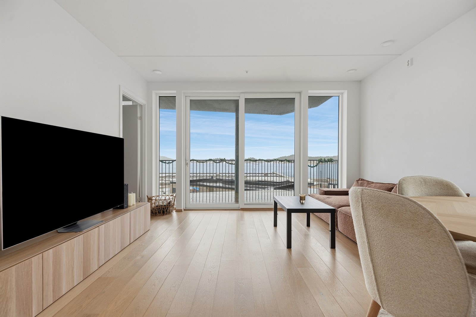 Stuen oppleves enkel å møblere, og hvis man ønsker kan man forlenge stuen ved å åpne balkongdørene. Galleribilde