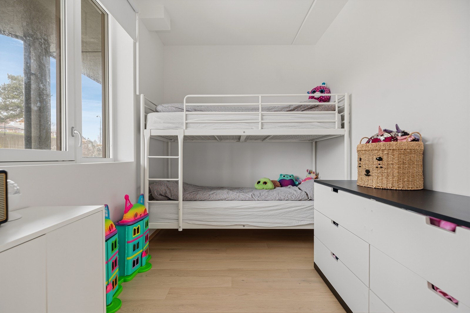 Boligens andre soverom er også av god størrelse med plass til seng og annet møblement. Galleribilde