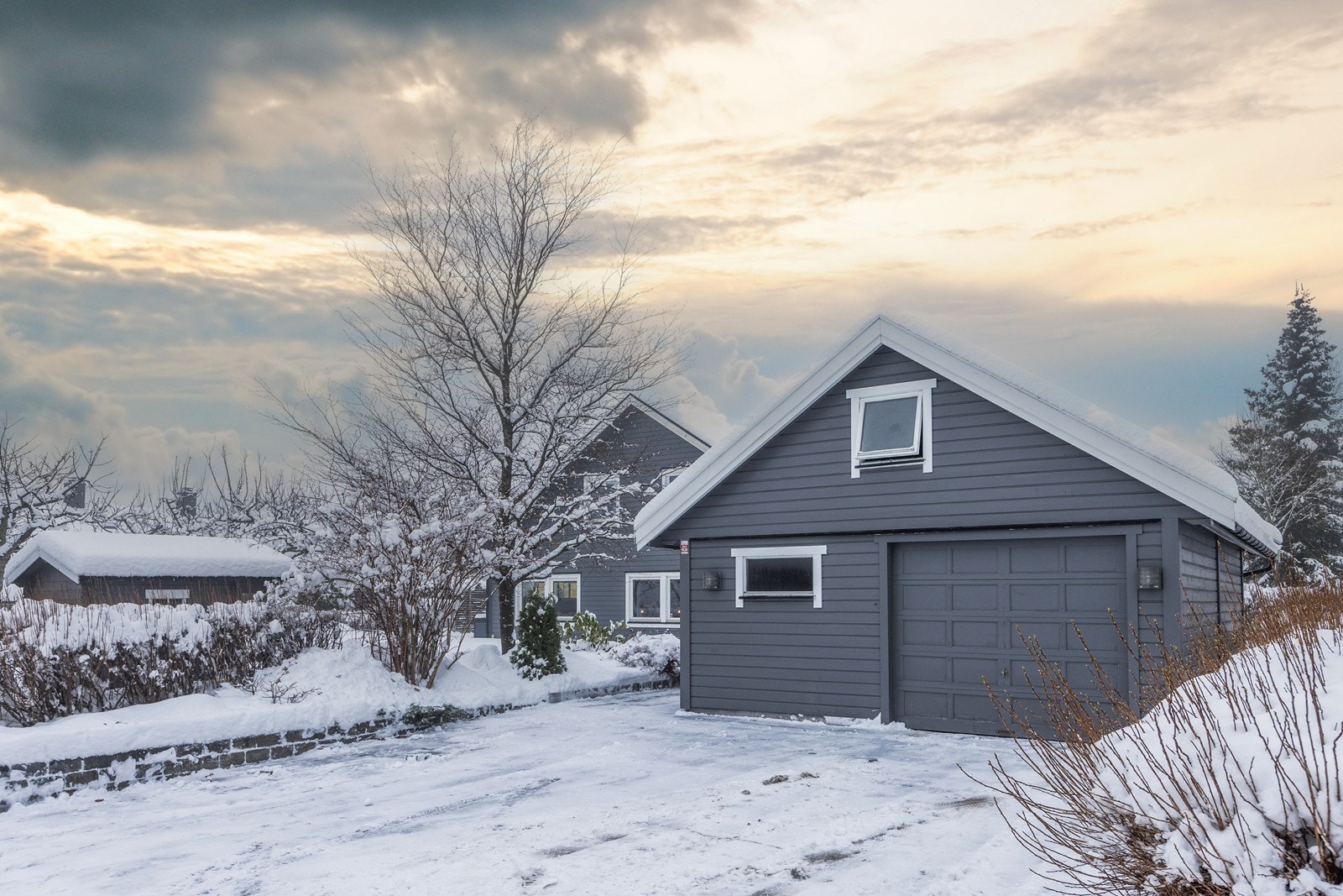 Garasjen har praktisk lagring på loft med et gulvareal på ca 25 m². Galleribilde
