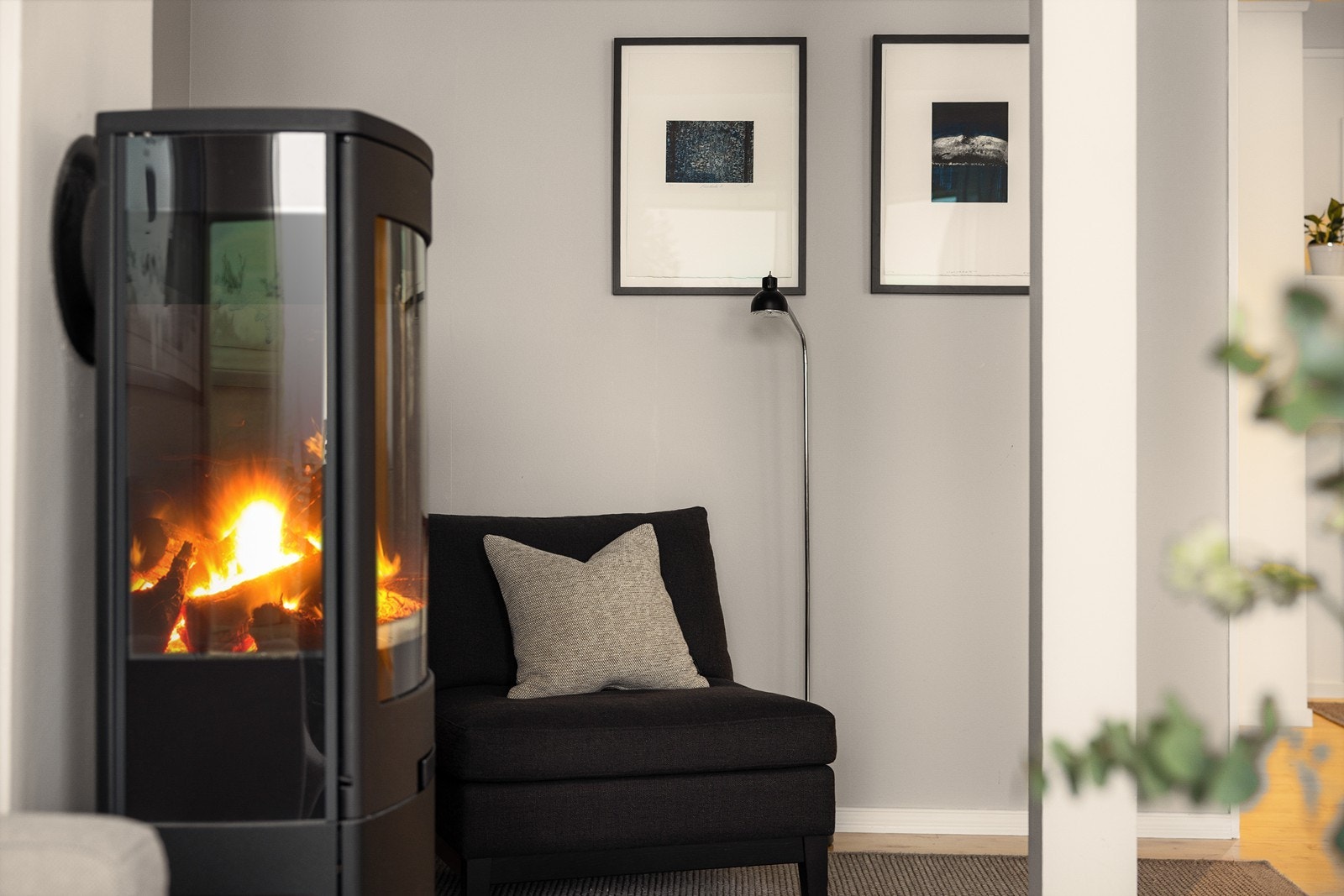 En lun og koselig krok ved peisen. Galleribilde