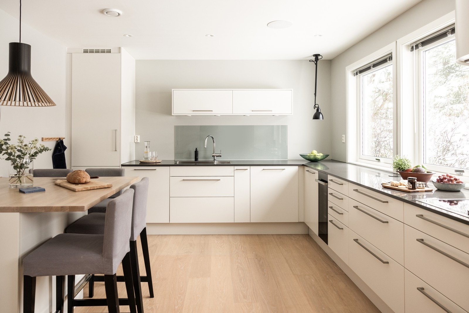 En praktisk kjøkkenhalvøy med benkeplate i heltre gir et naturlig samlingspunkt. Galleribilde