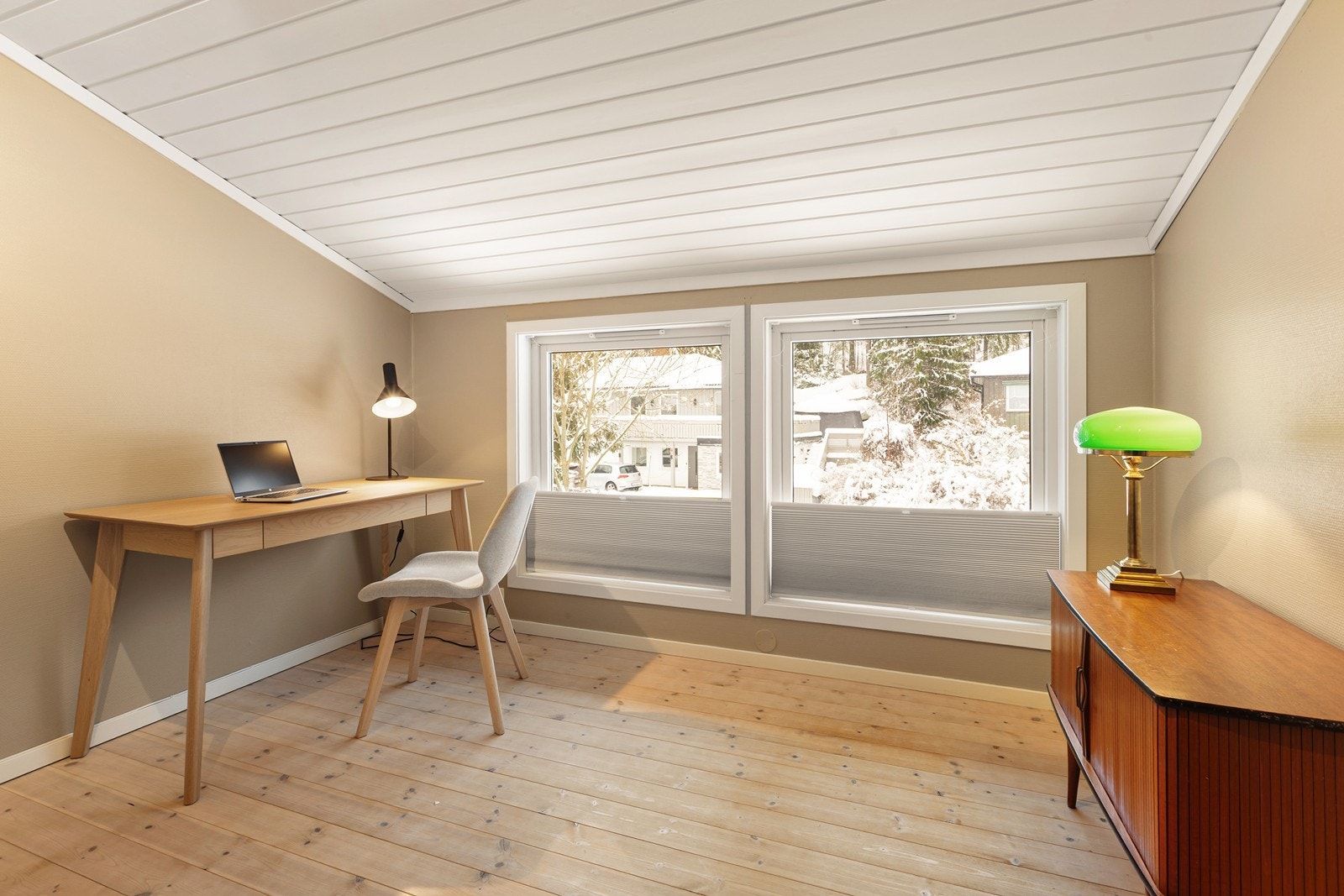 Rommet er lyst med furugulv og malte overflater. Galleribilde