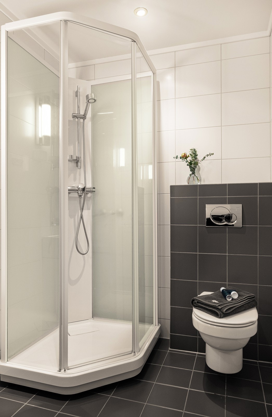 Grå 20x20cm fliser på gulv med elektrisk gulvvarme. Galleribilde