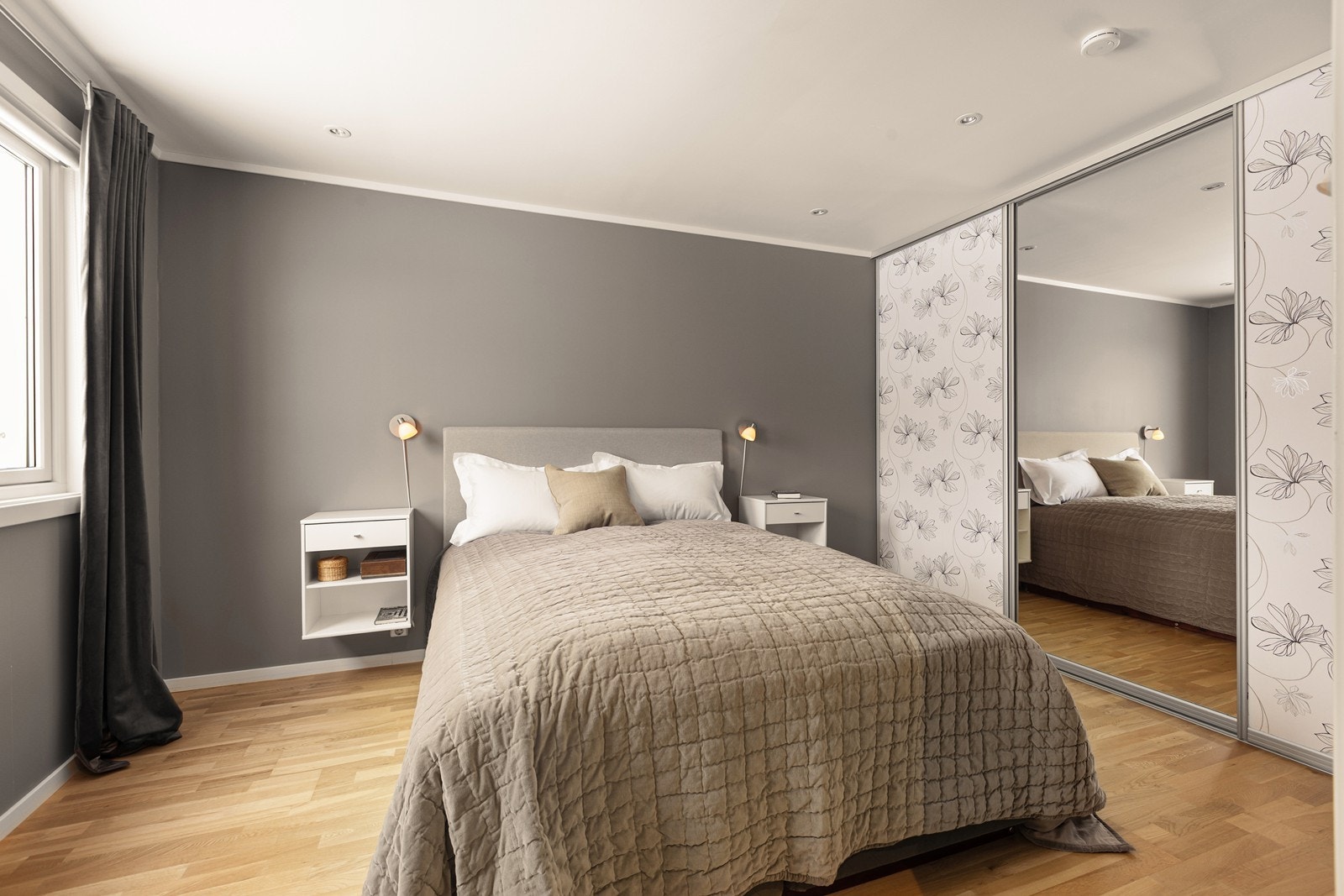 Soverommet i første etasje har god plass og en stor skyvedørsgarderobe med speilfront. Galleribilde