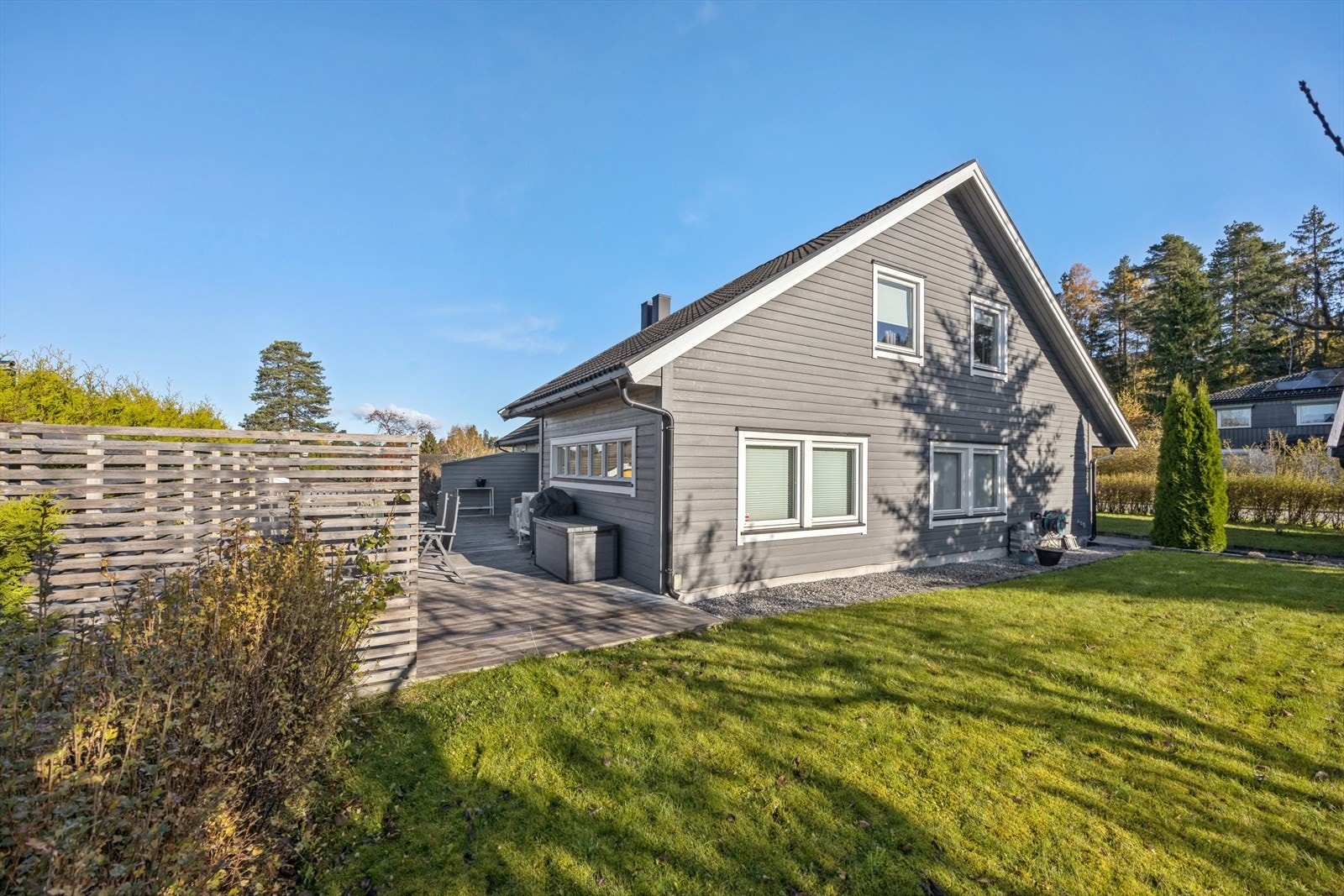 Fasaden har liggende bordkledning, og taket er tekket med betongtakstein. Galleribilde