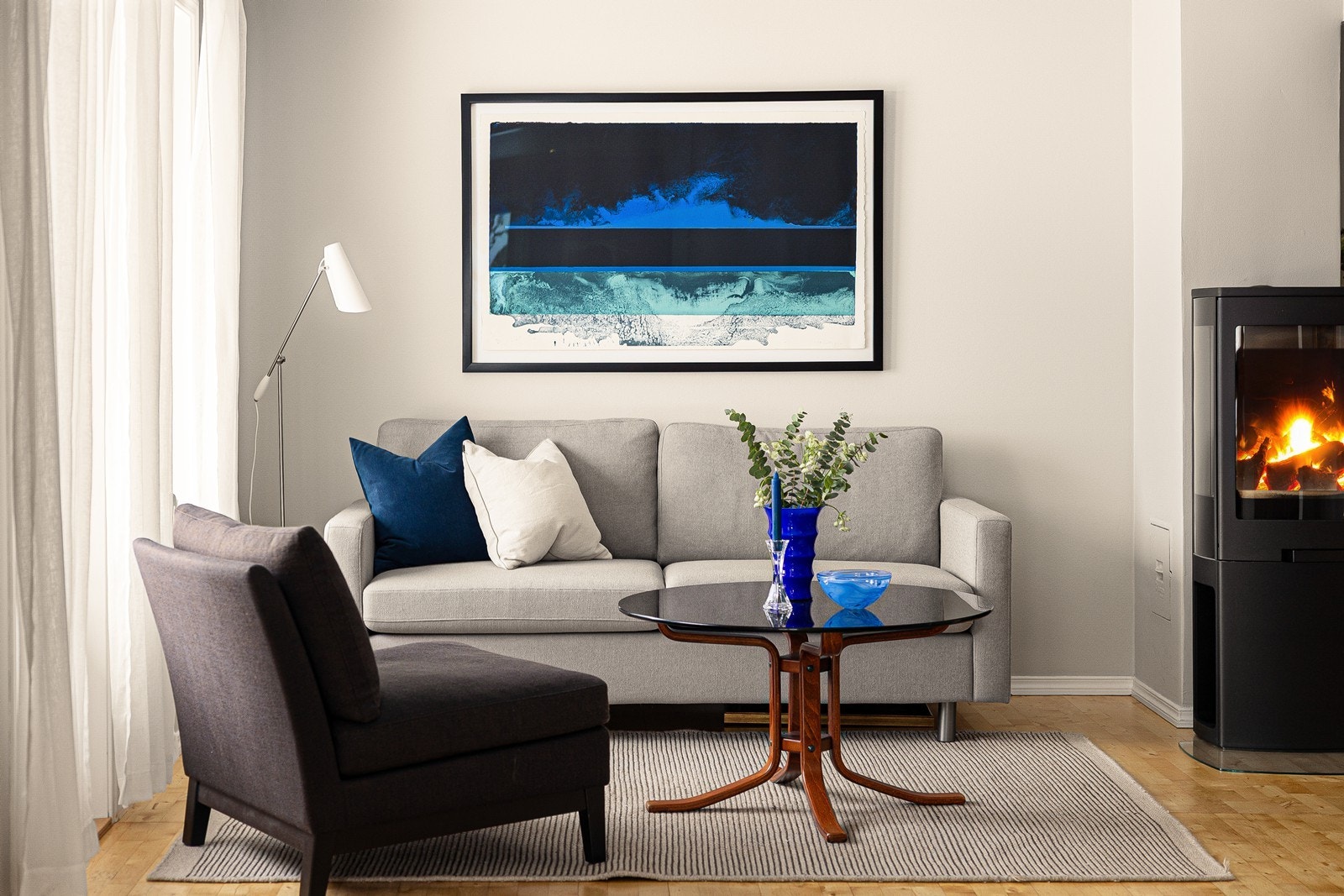 I stuen sørger en peisovn for ekstra varme og hygge. Galleribilde