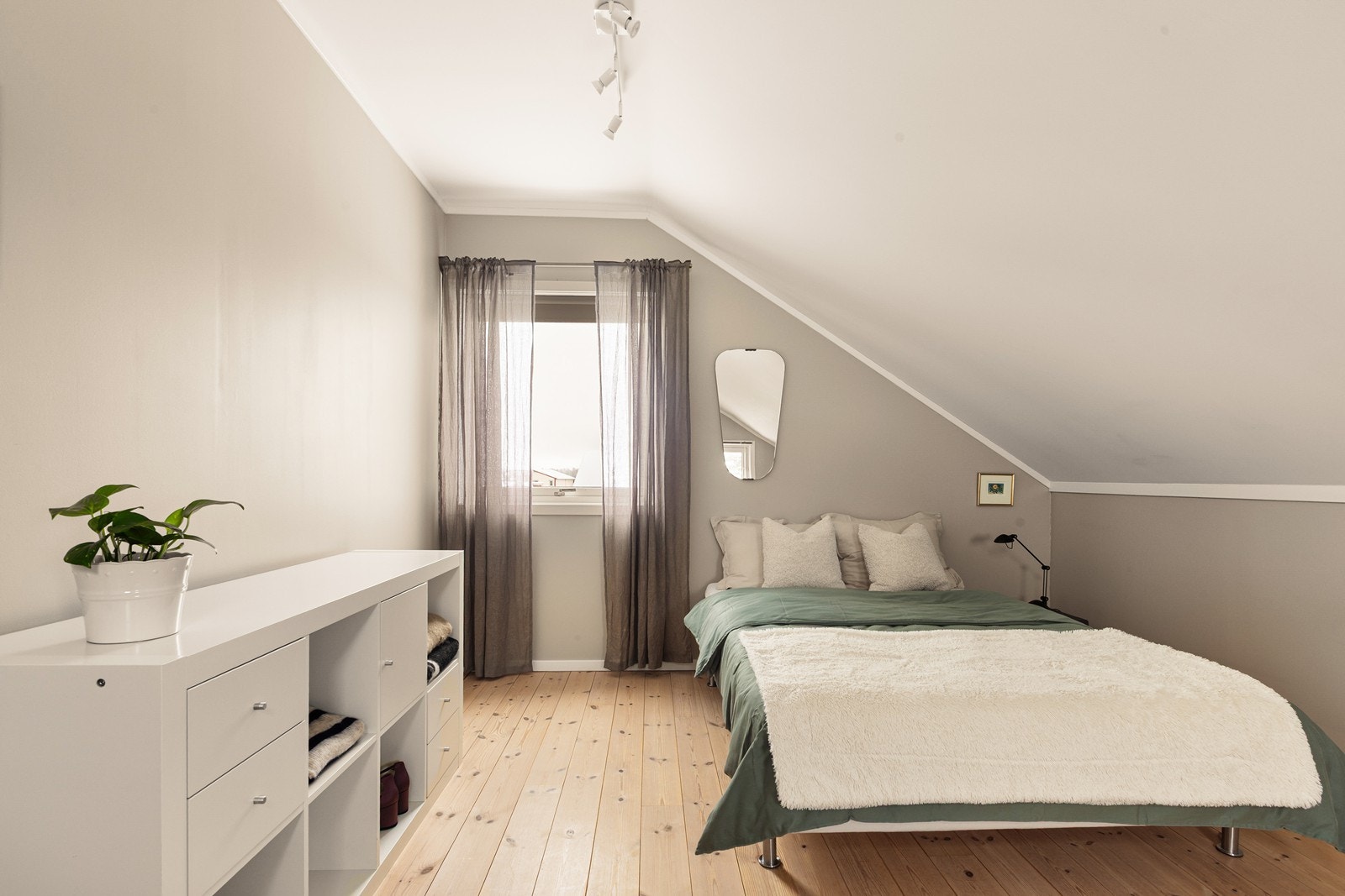 Soverom med furugulv som gir en lun og hyggelig atmosfære. Galleribilde