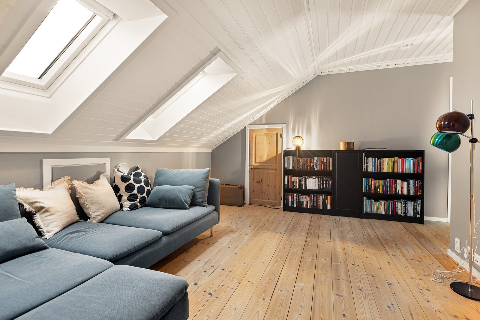 Takkonstruksjonen med A-takstoler og takvinduer gir rommet særpreg og godt lys. Galleribilde