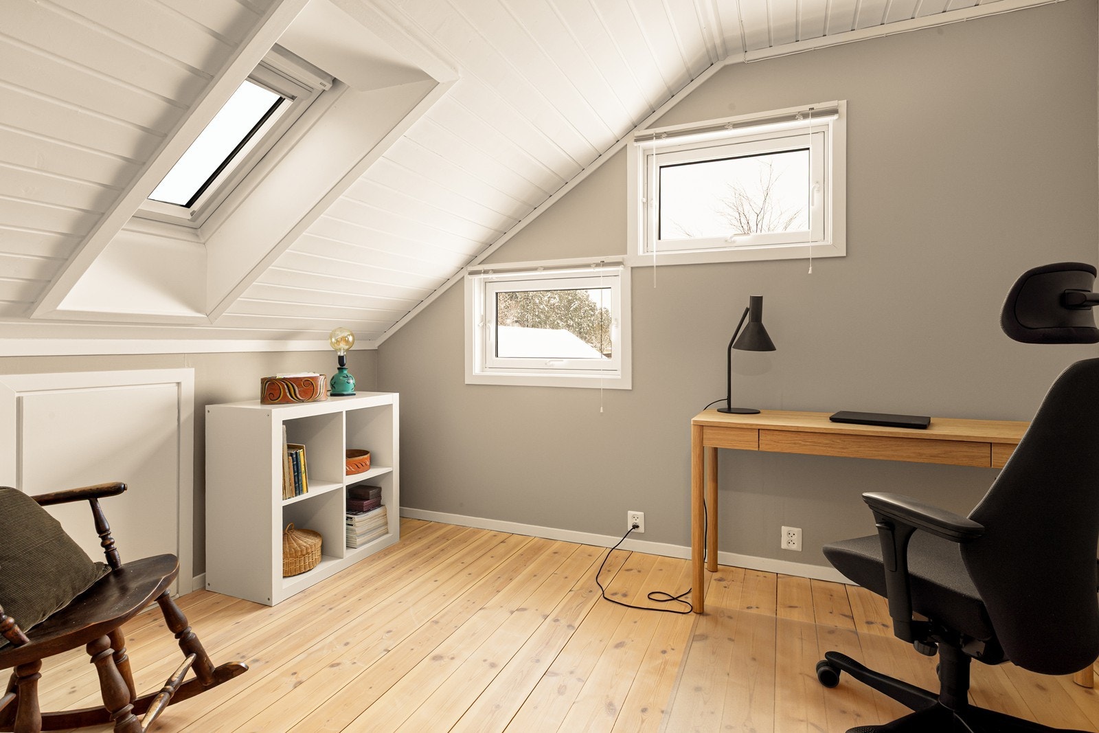 Et fint rom ideelt som for eksempel hjemmekontor. Rommene i 2. etasje har praktiske knevegger med god lagringsplass. Galleribilde