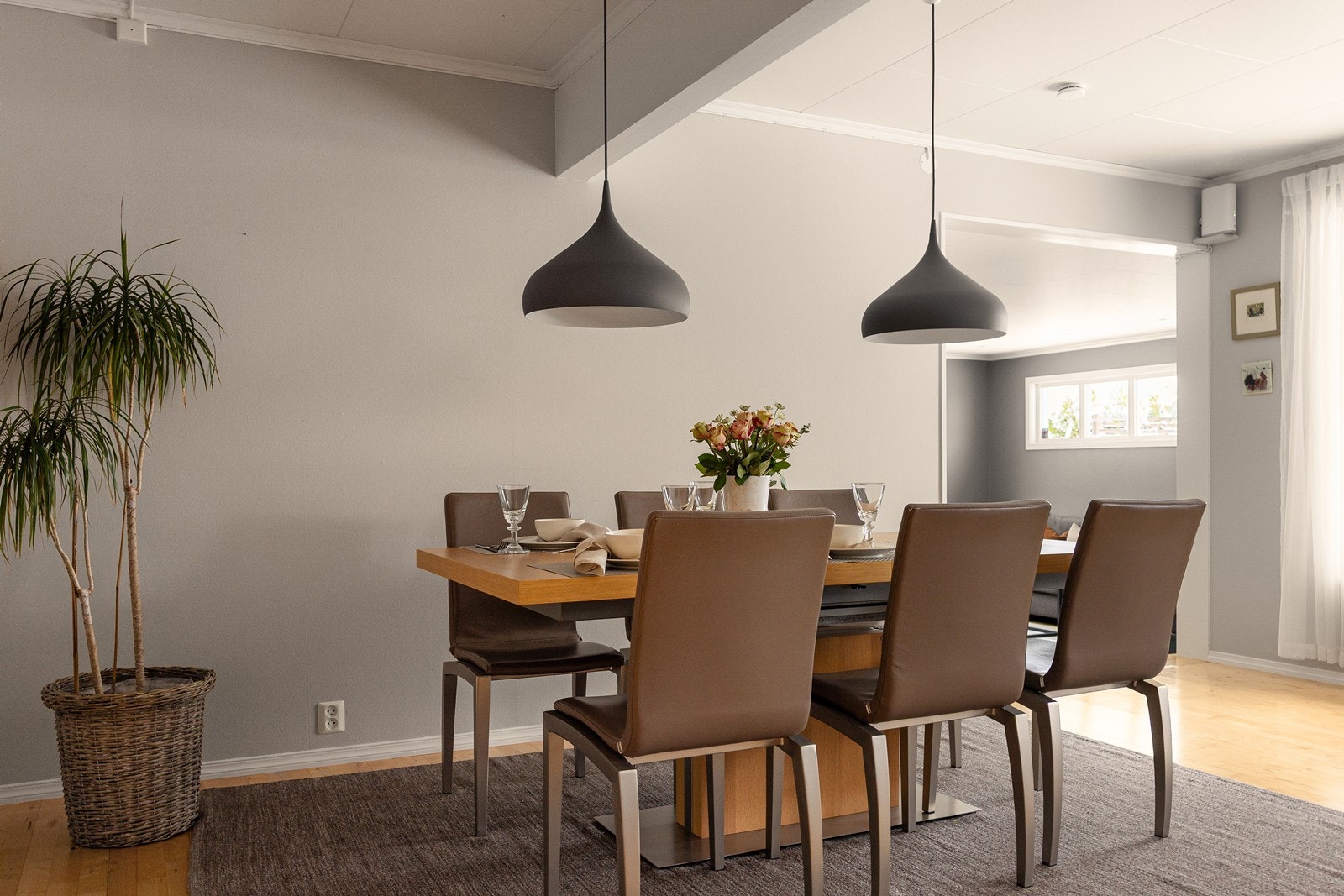 De store vindusflatene slipper inn rikelig med dagslys. Galleribilde