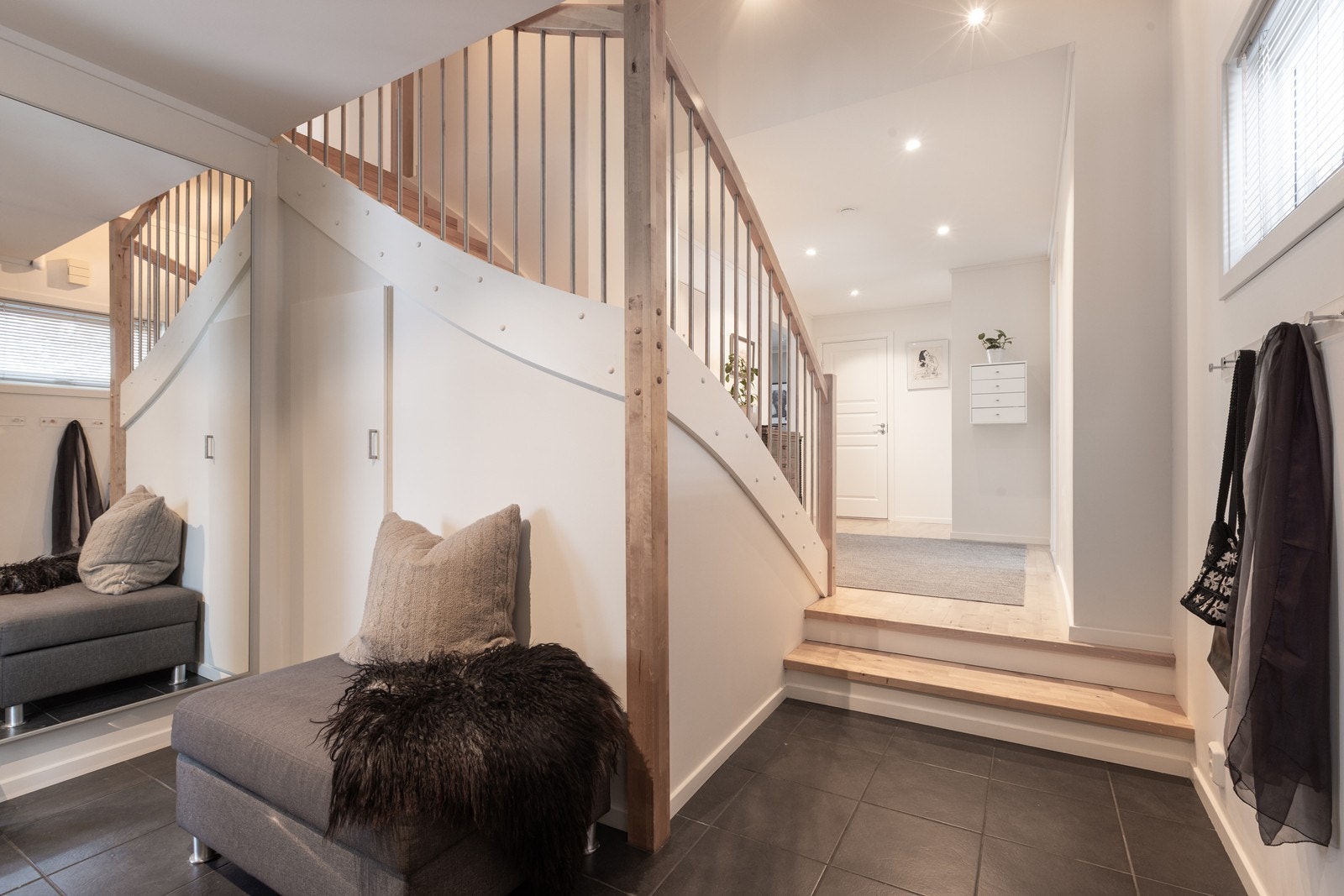 Innbydende entré med downlights, flislagt gulv og god plass til oppbevaring. Galleribilde