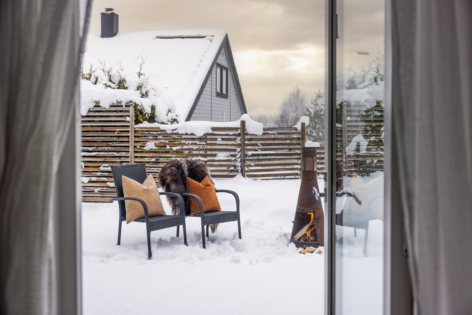 Utsyn mot hagen og uteplassen fra stuen. Galleribilde