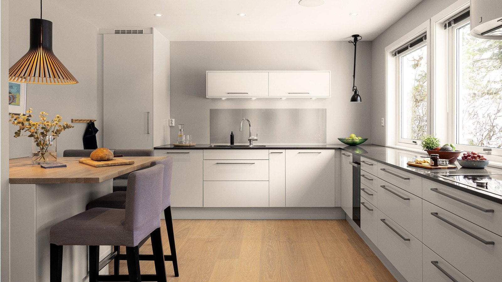 Moderne og velutstyrt Norema-kjøkken fra 2017 med god skap- og benkeplass. Galleribilde