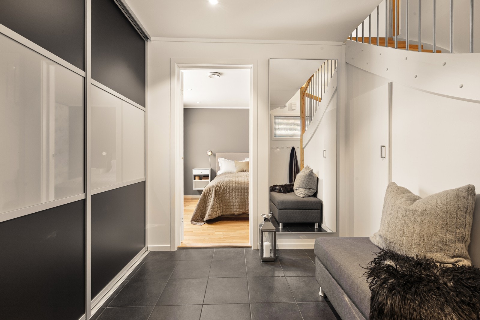 Fra gangen er det adkomst til et av boligens soverom. Galleribilde