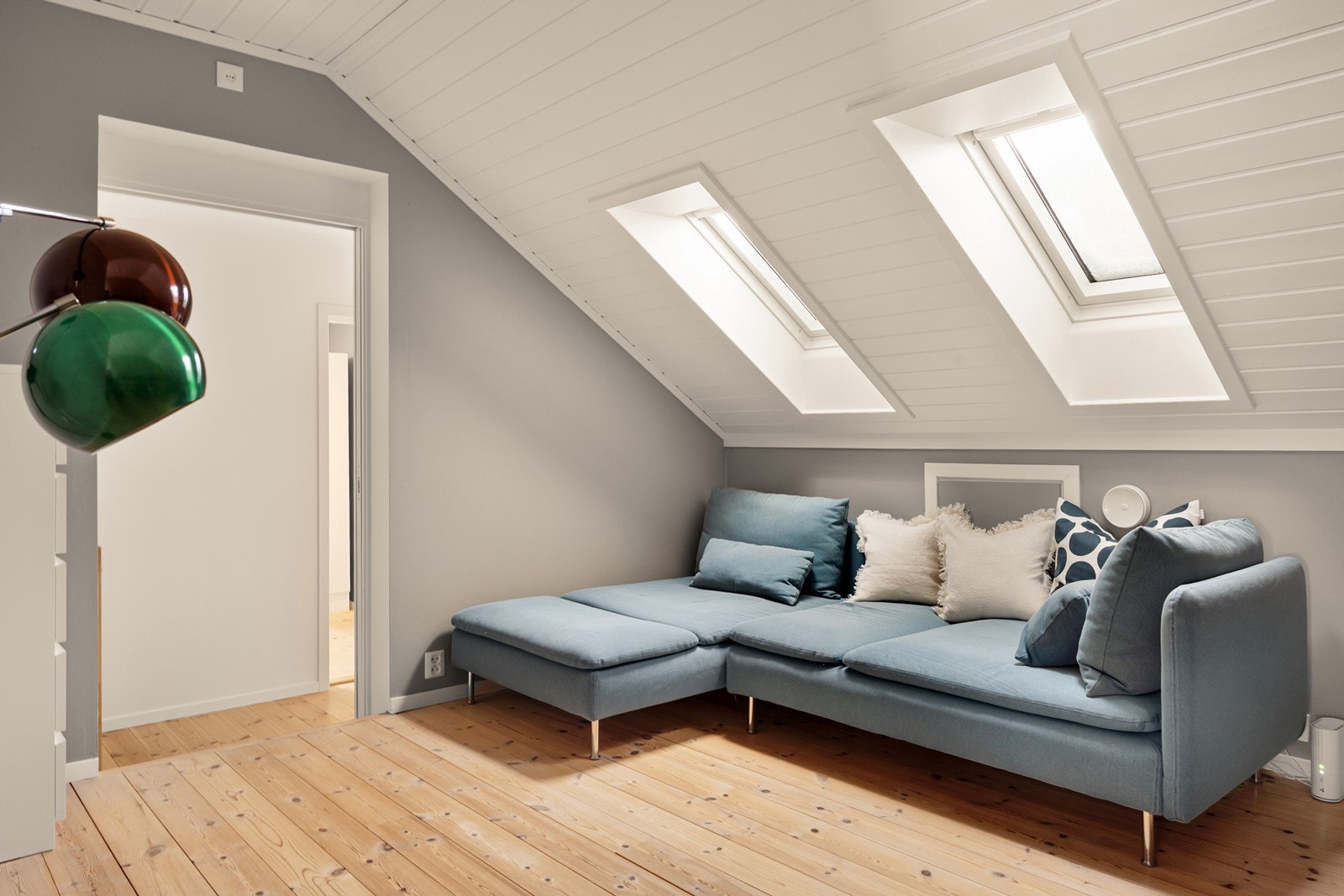 Loftstuen i andre etasje er et lyst og trivelig oppholdsrom. Galleribilde