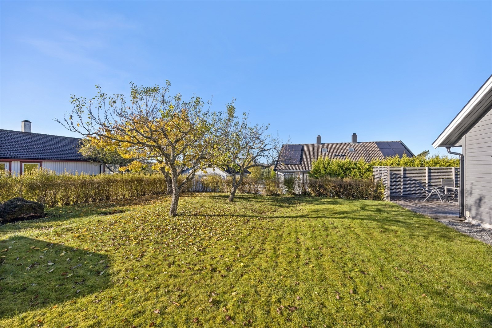 En velholdt og stor hage omkranser boligen og gir barna et herlig sted å boltre seg på. Galleribilde