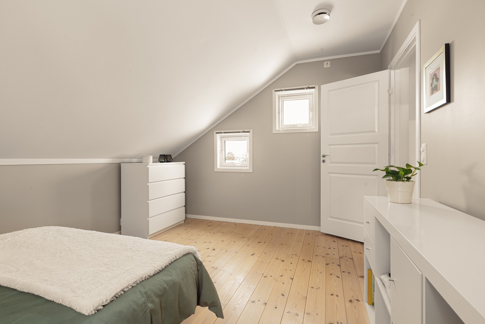 Innvendige dører er en blanding av 3-speils tredører og hvitmalte dører. Galleribilde