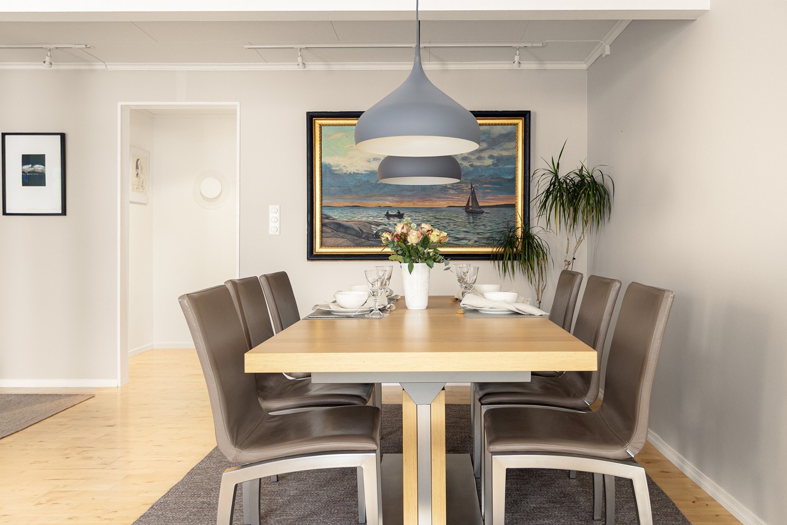 Spisestuen har god plass til et stort spisebord, perfekt for hyggelige sammenkomster. Galleribilde