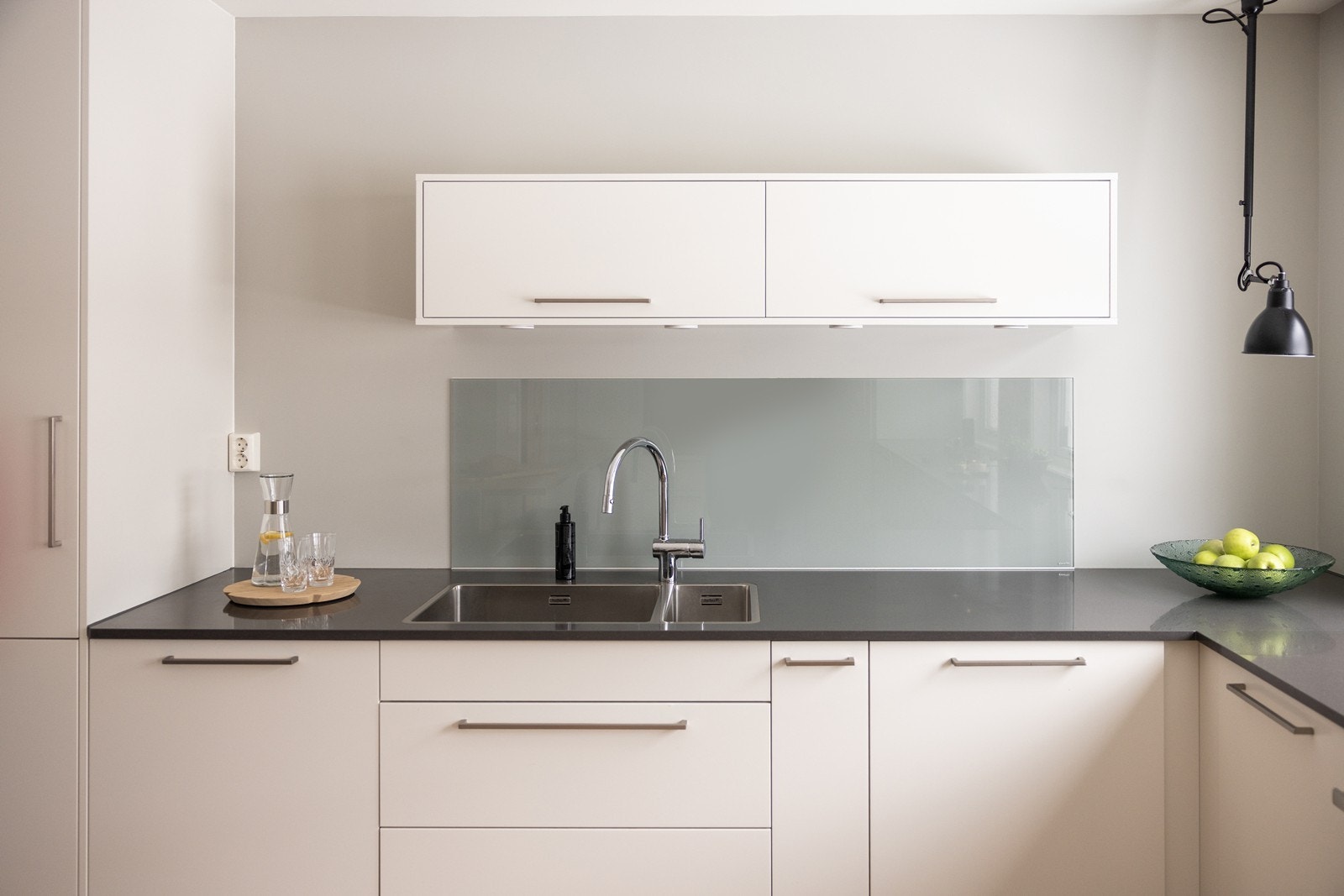 Benkeplaten i 20mm komposittstein og nedfelt vaskekum i børstet stål. Galleribilde