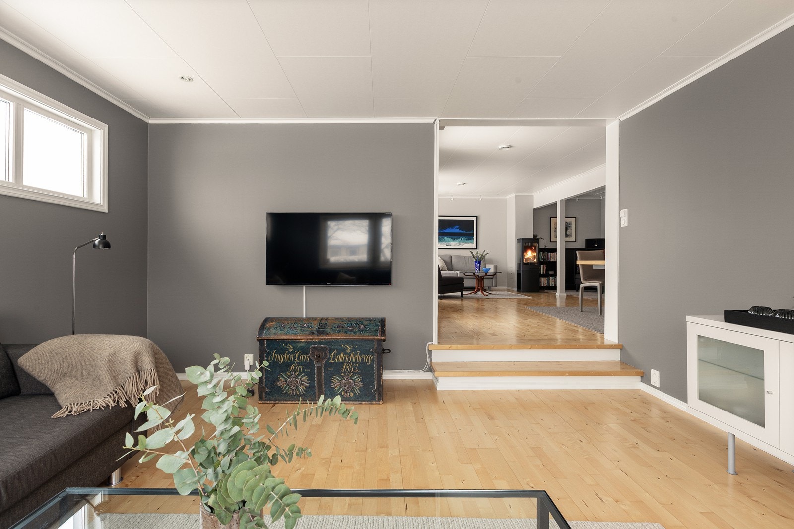 TV-stuen ligger i tilknytning til hovedstuen, men er likevel adskilt. Galleribilde