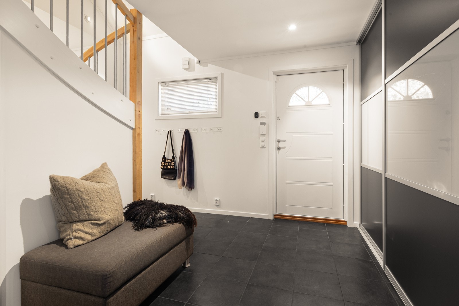 Praktisk garderobeløsning med skyvedører gir rikelig med oppbevaringsplass i gangen. Galleribilde