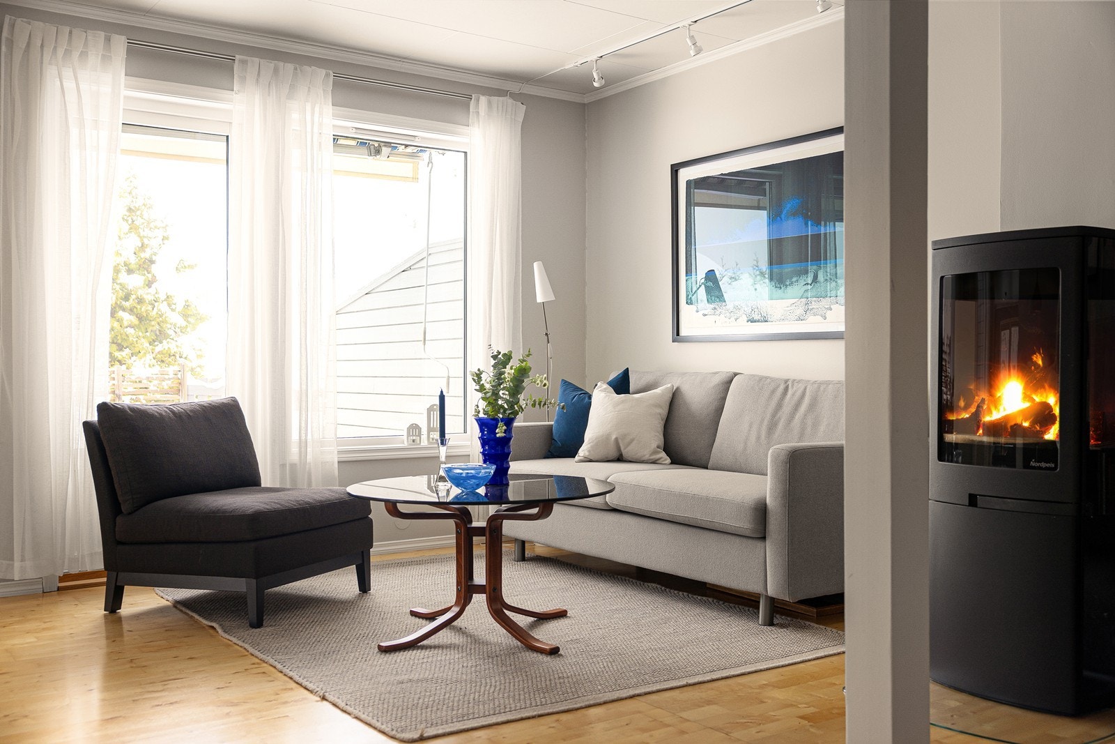 Stuen har et pent parkettgulv og god belysning montert i himling. Galleribilde