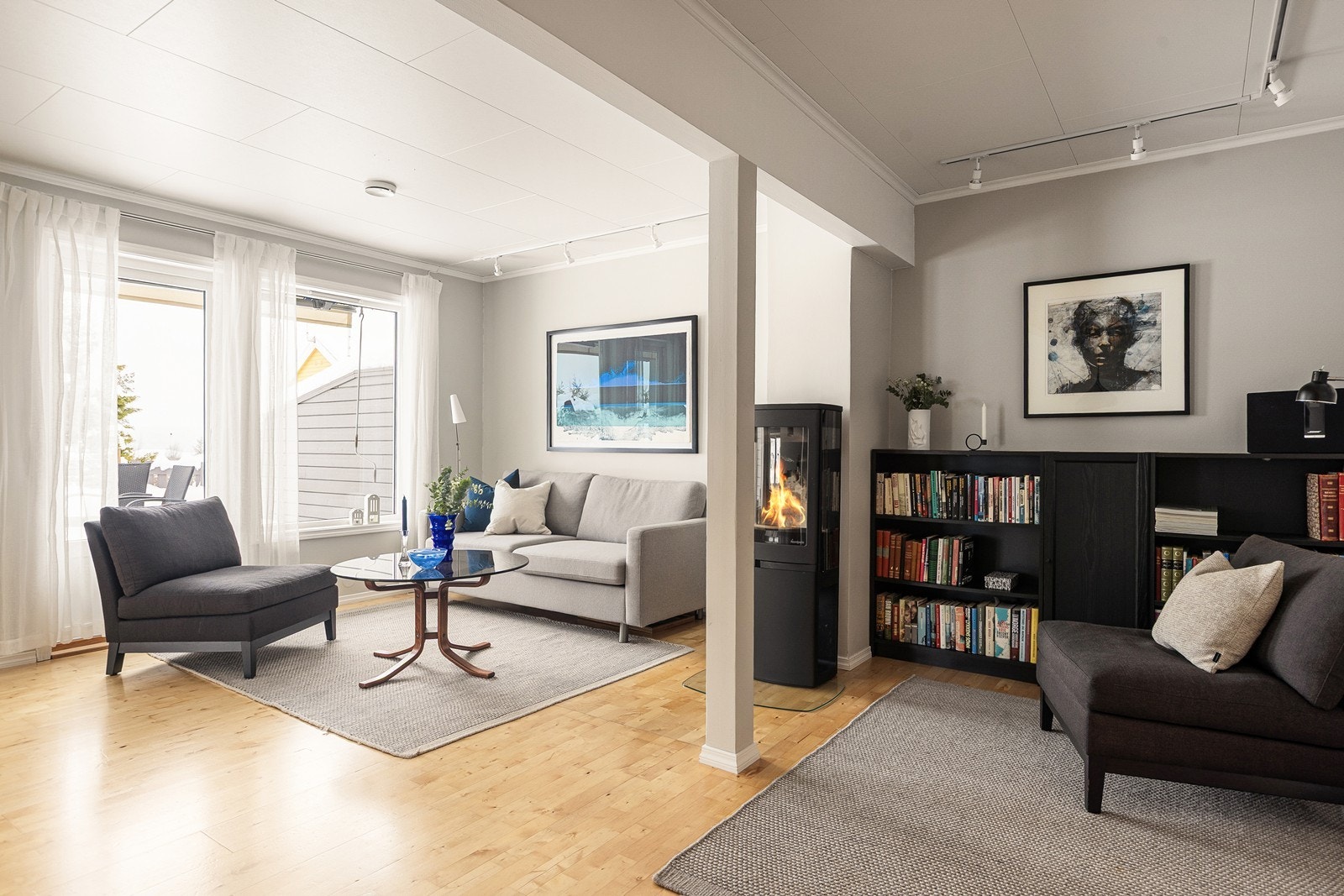 En ny varmepumpe fra 2024 og en god vedovn bidrar til effektiv oppvarming. Galleribilde