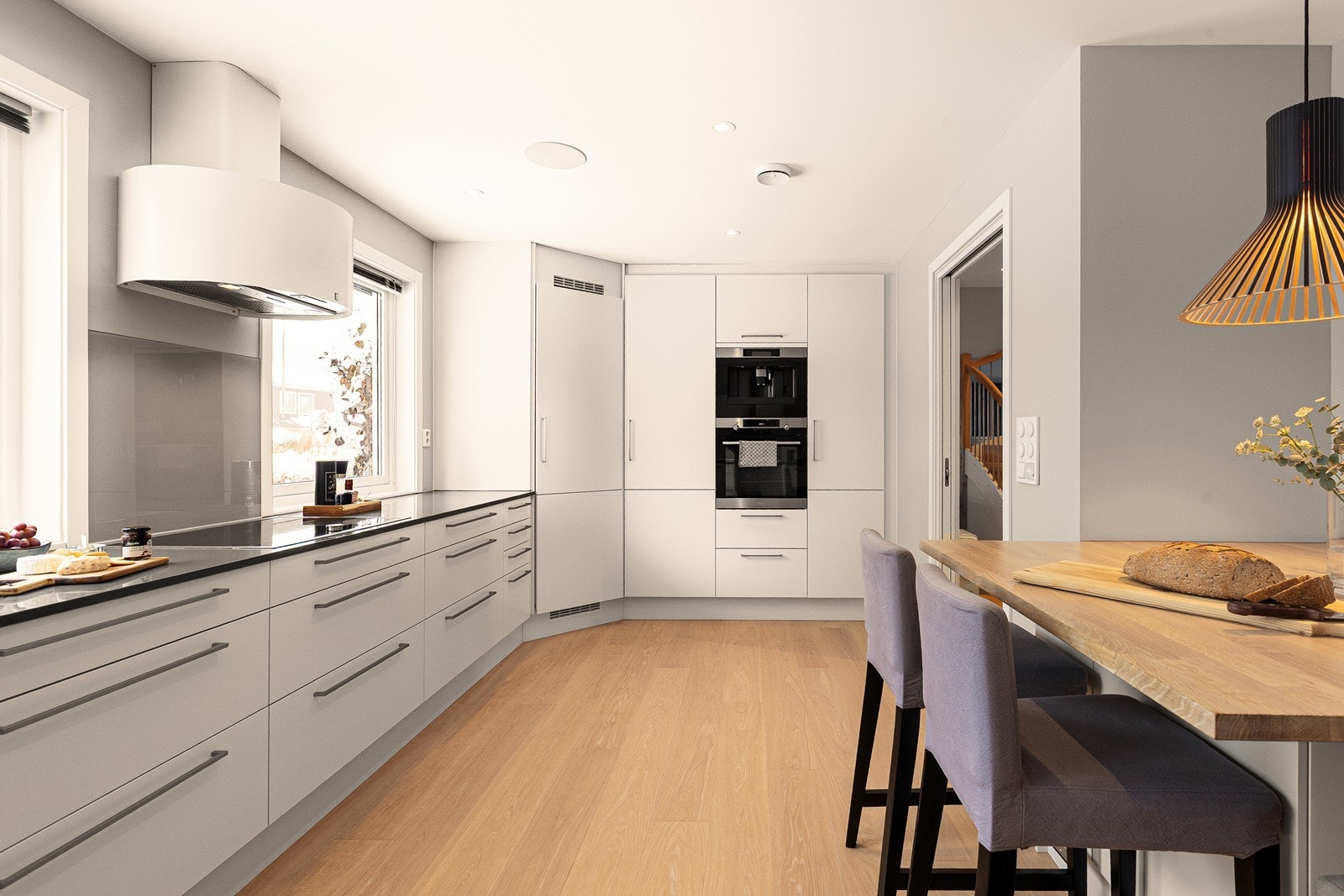 Kjøkkenet er utstyrt med integrerte hvitevarer, inkludert et romslig kjølehjørne og en stilfull ventilator over platetoppen. Galleribilde