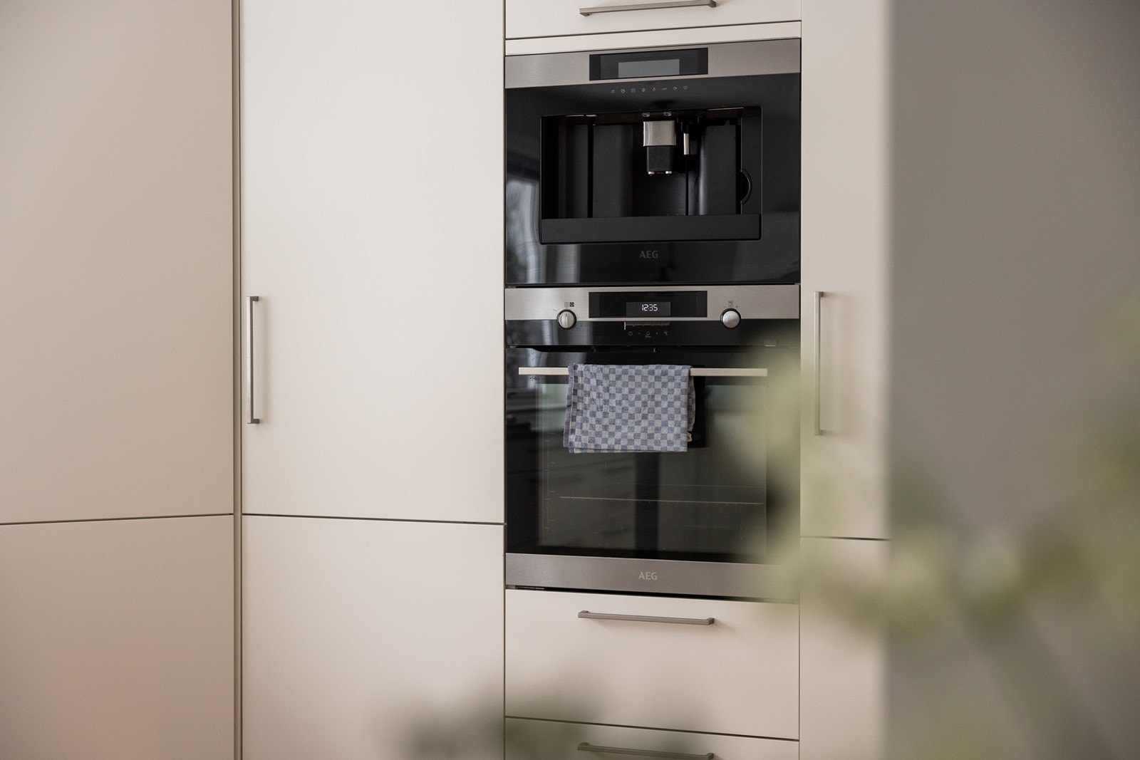 Integrert stekeovn og kaffemaskin fra AEG. Galleribilde