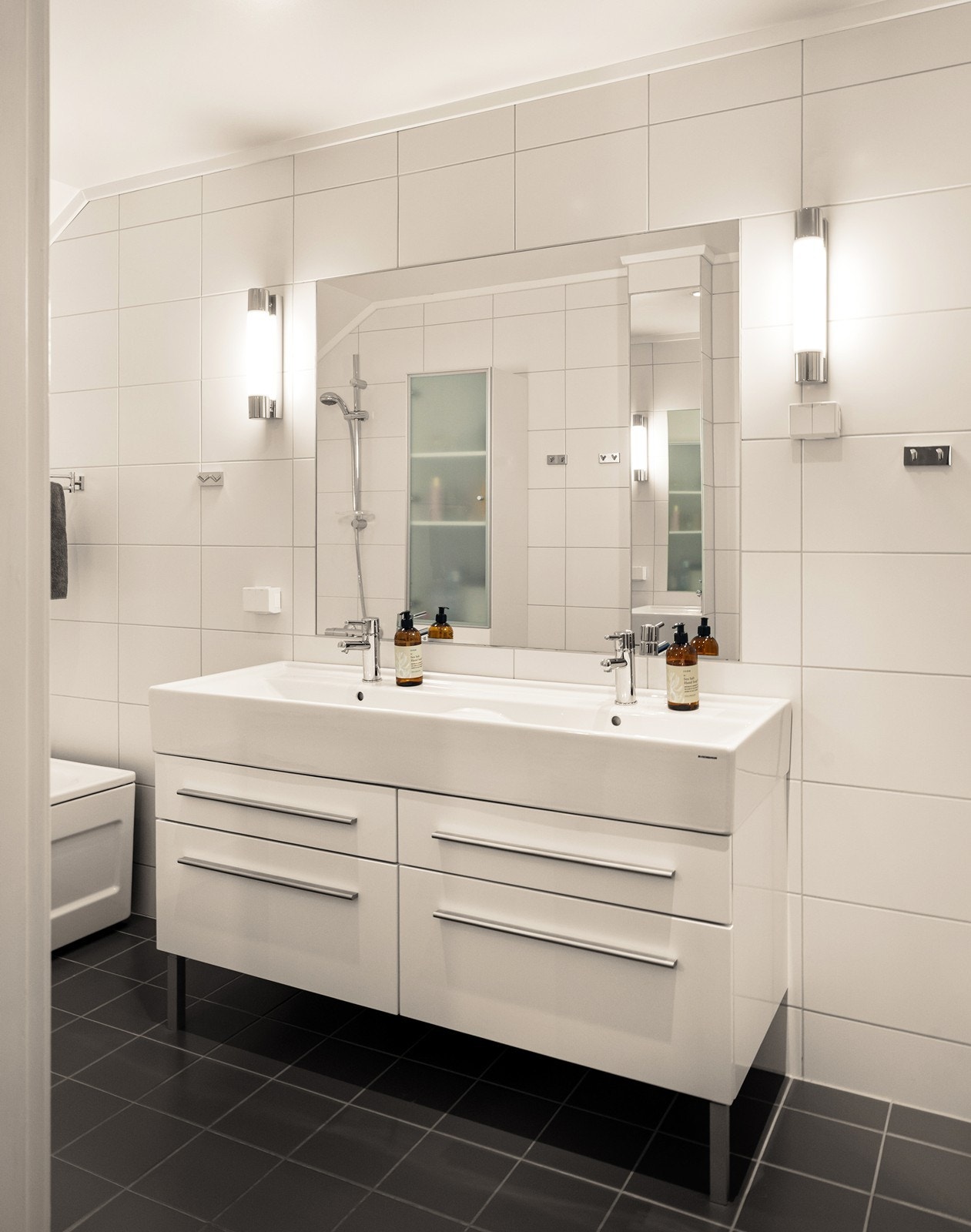 Baderomsinnredning med 140 cm bred keramisk dobbelservant og to ettgreps blandebatterier. Galleribilde