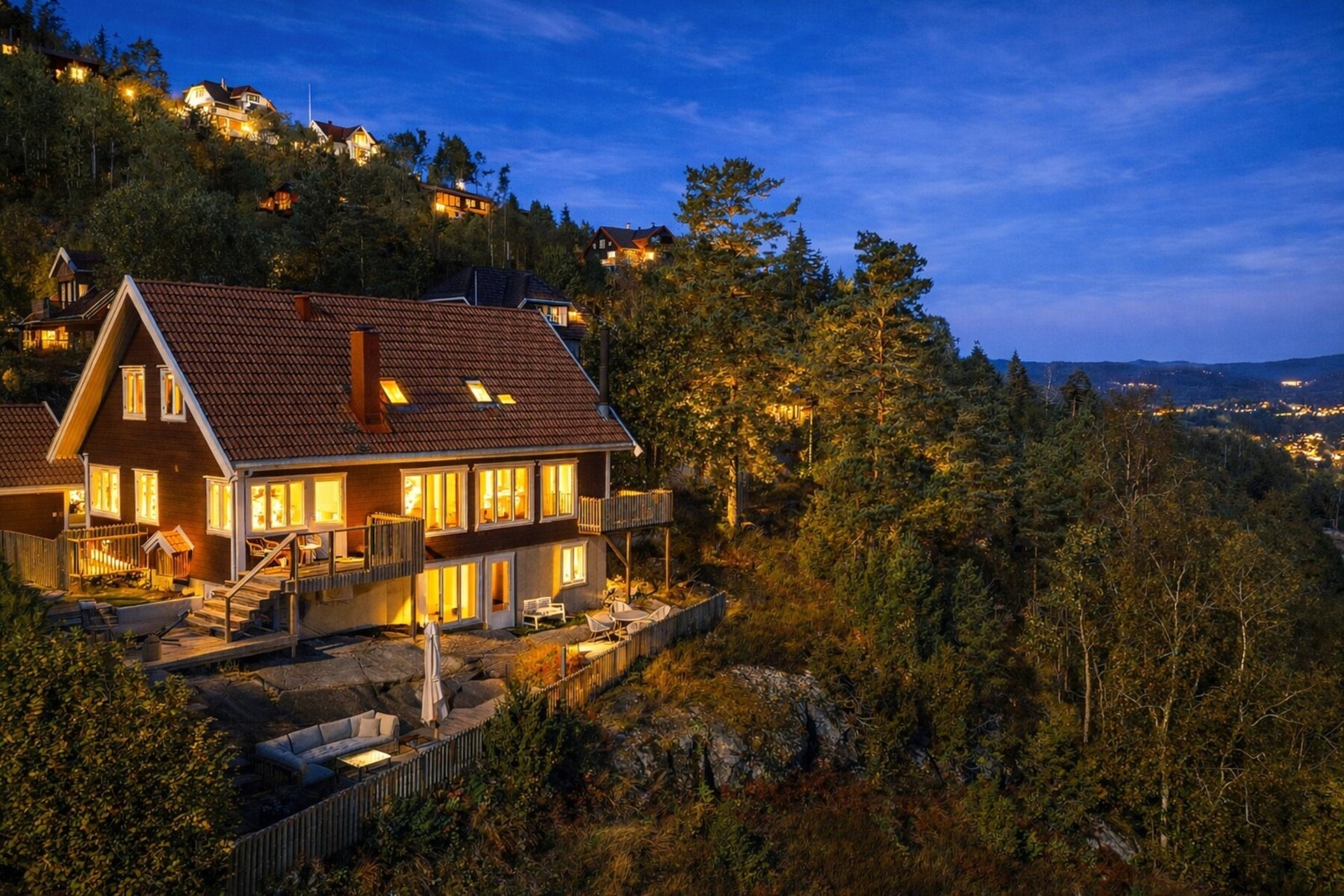 Kveldsbilde sett fra hagesiden. Galleribilde