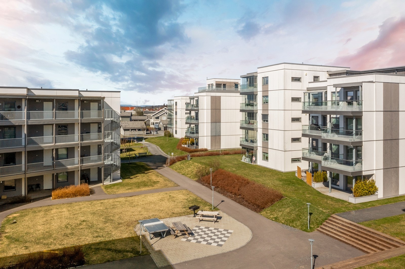 Beliggenheten er sentral med gangavstand til togstasjon og flere servicetilbud. Galleribilde