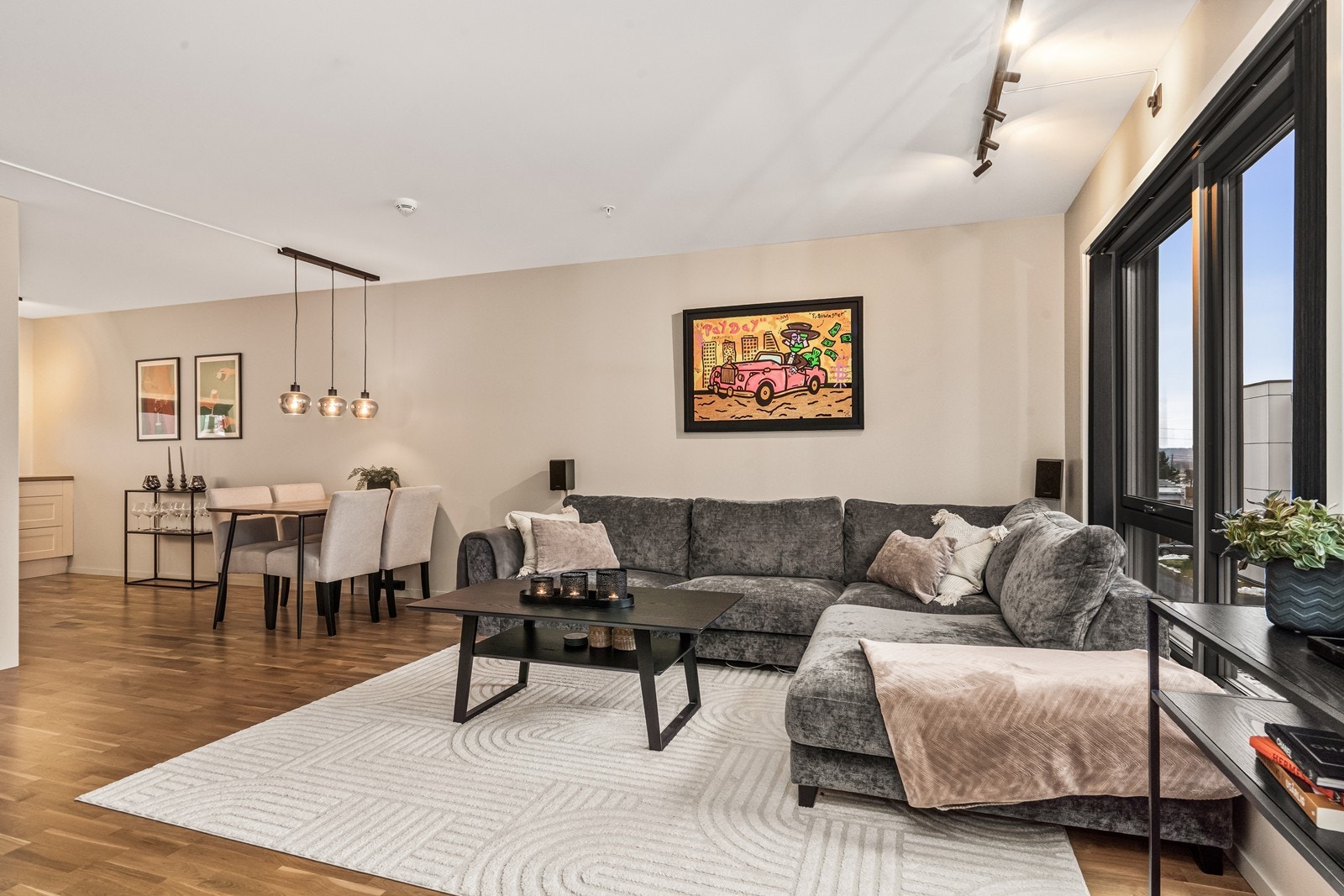 Gjennomgående parkettgulv og lyse overflater gir en helhetlig og god romfølelse. Galleribilde