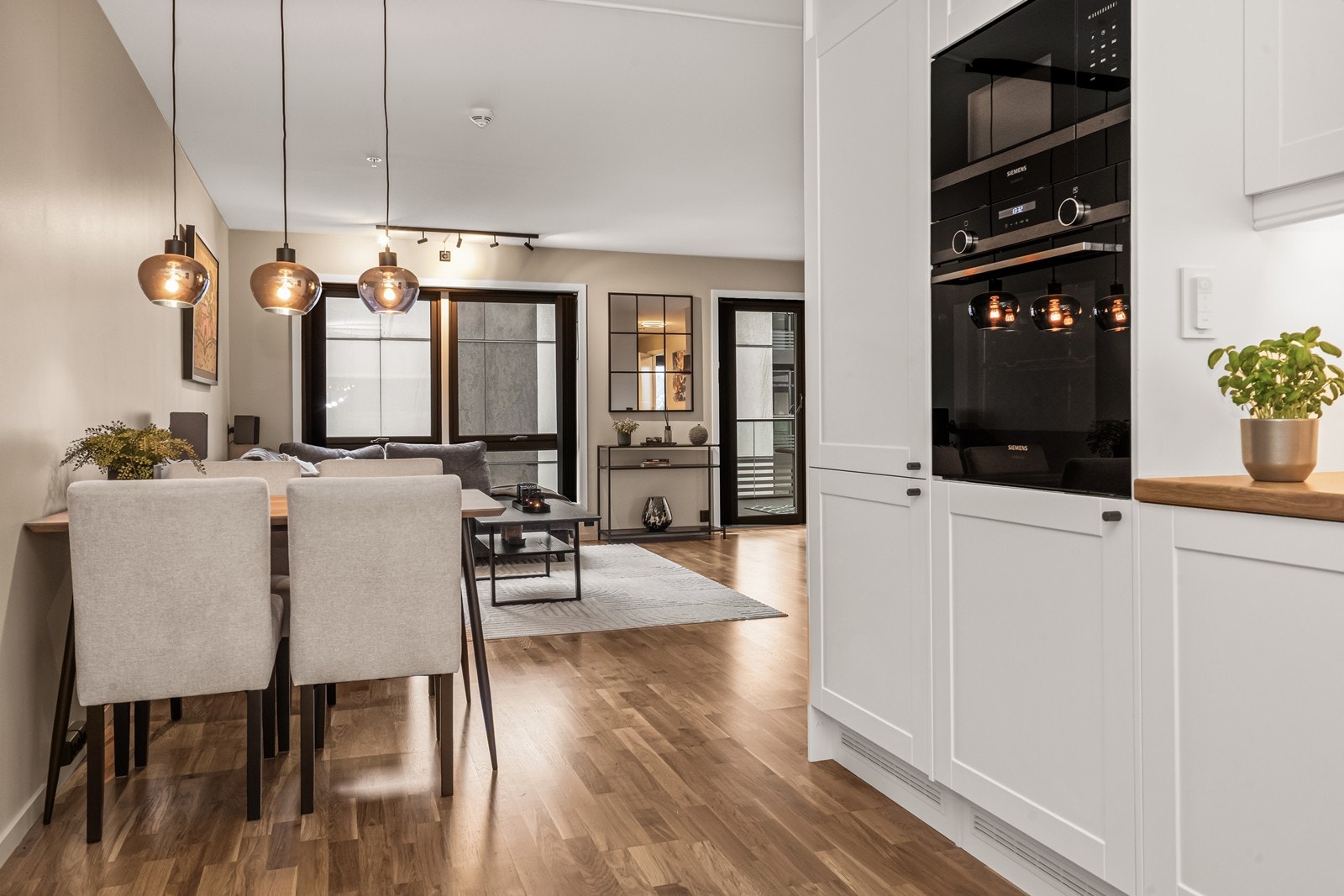 En moderne og tiltalende 3-roms leilighet med god standard fra 2019. Galleribilde