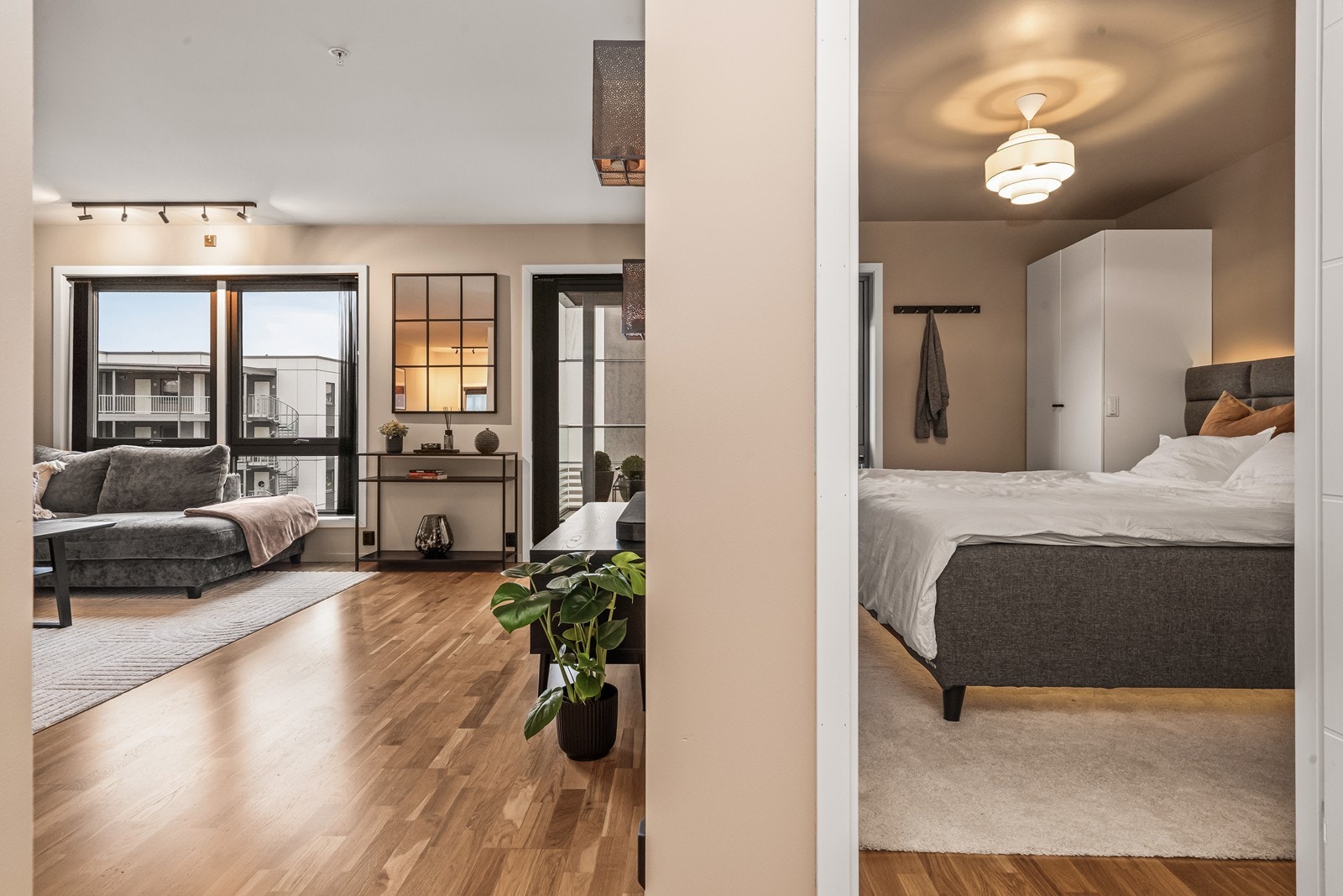 Leiligheten har en arealeffektiv planløsning som skiller soverommene fra oppholdsrommene. Galleribilde