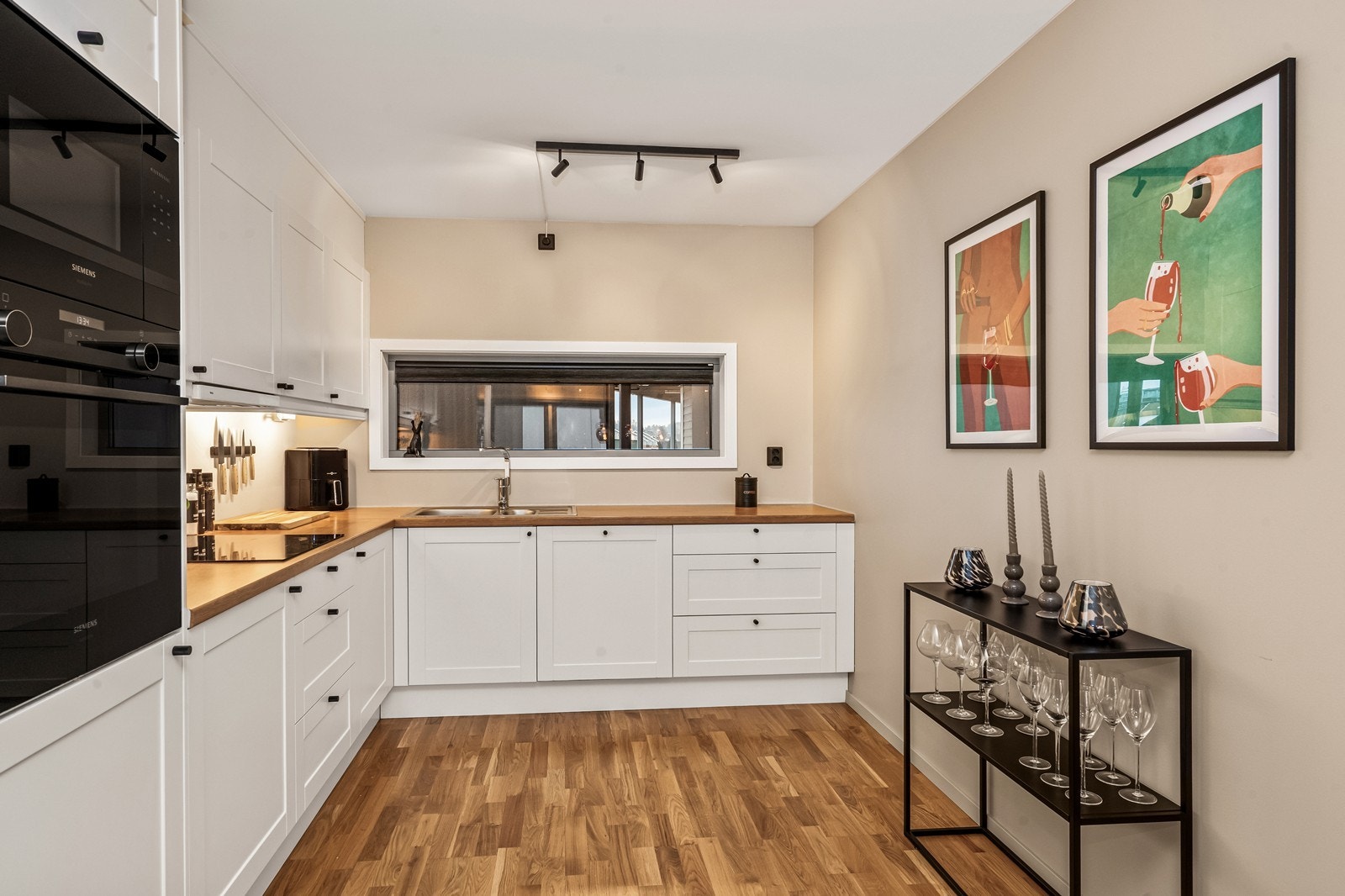 Kjøkkeninnredning med profilerte fronter og en benkeplate i laminat. Galleribilde