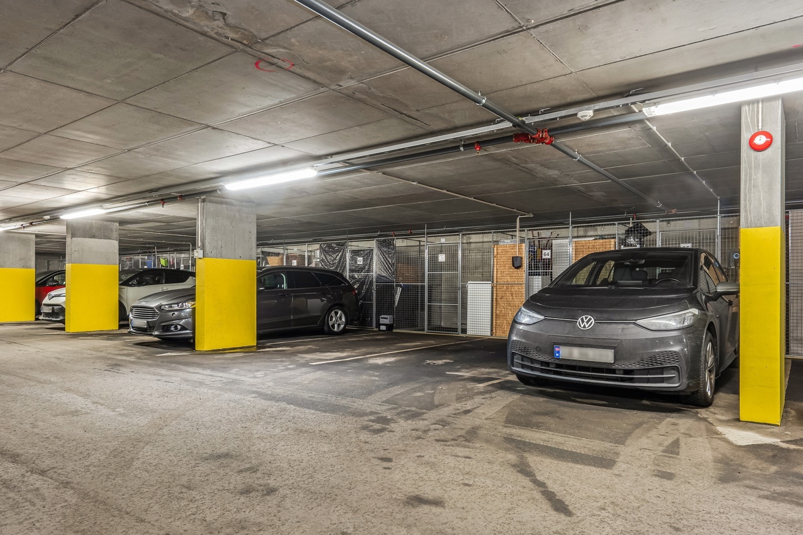 Det medfølger en fast garasjeplass i felles, oppvarmet anlegg med heisadkomst. Galleribilde