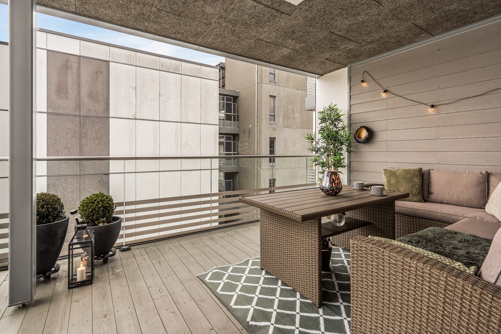 Fra stuen er det utgang til en romslig og delvis skjermet uteplass med god plass til sittegruppe. Galleribilde