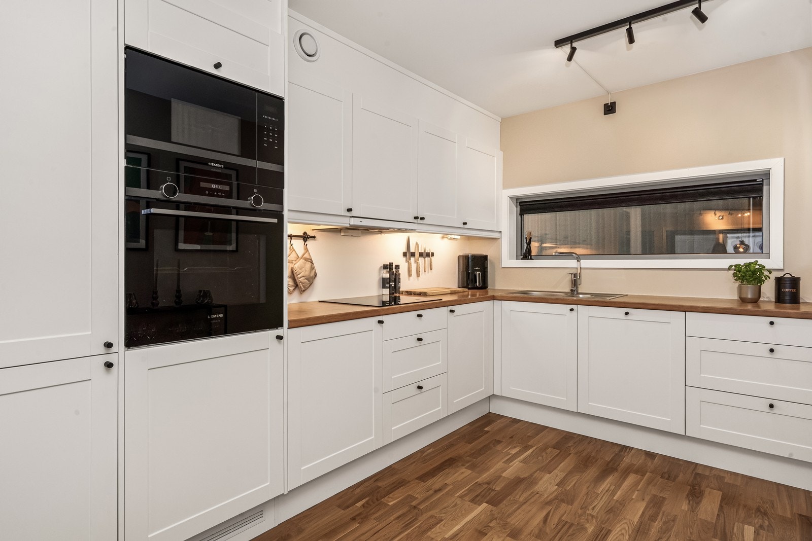 Kjøkkenet er utstyrt med integrerte hvitevarer og godt med skap- og benkeplass. Galleribilde