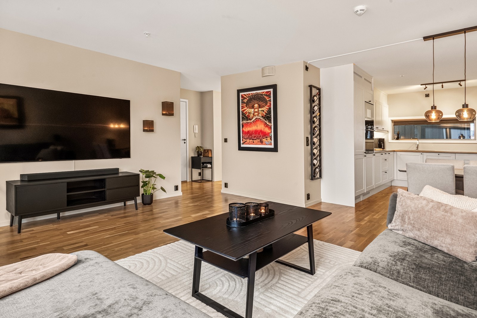 Stuen er romslig med god plass til både sofagruppe og spisebord. Galleribilde