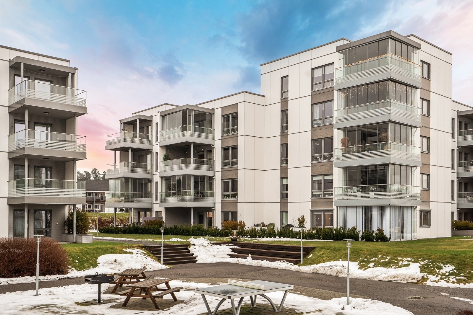 Pent opparbeidede fellesarealer med sittegrupper. Galleribilde