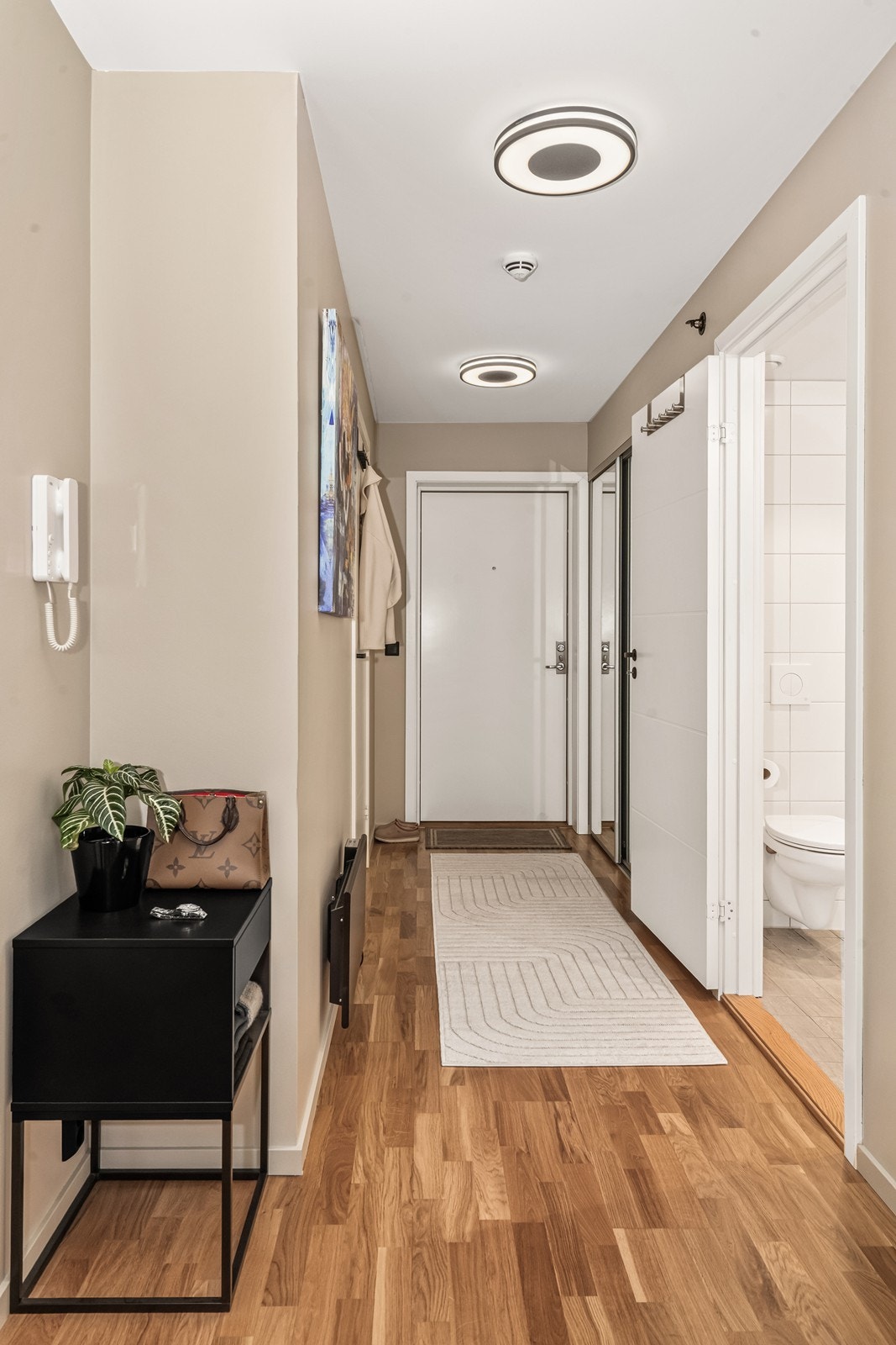 En innbydende entré ønsker velkommen og gir et godt førsteinntrykk av boligen. Galleribilde