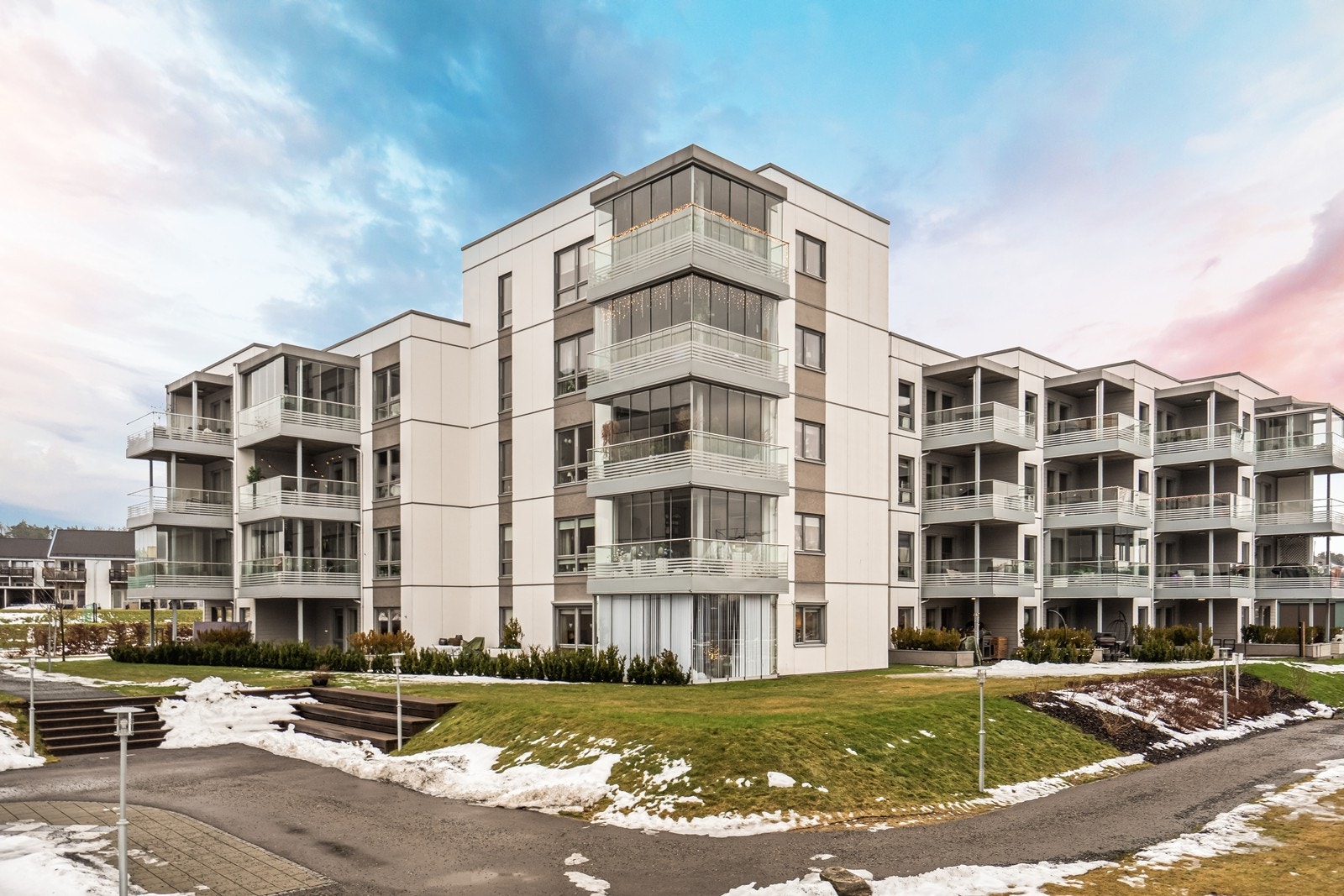 Moderne leilighetsbygg beliggende i et populært og veletablert boområde på Halmstad. Galleribilde