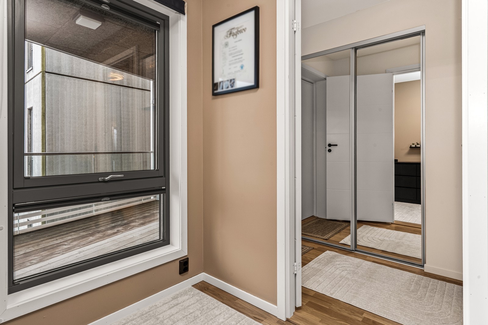 Praktisk skyvedørsgarderobe med speilfronter gir gode oppbevaringsmuligheter. Galleribilde