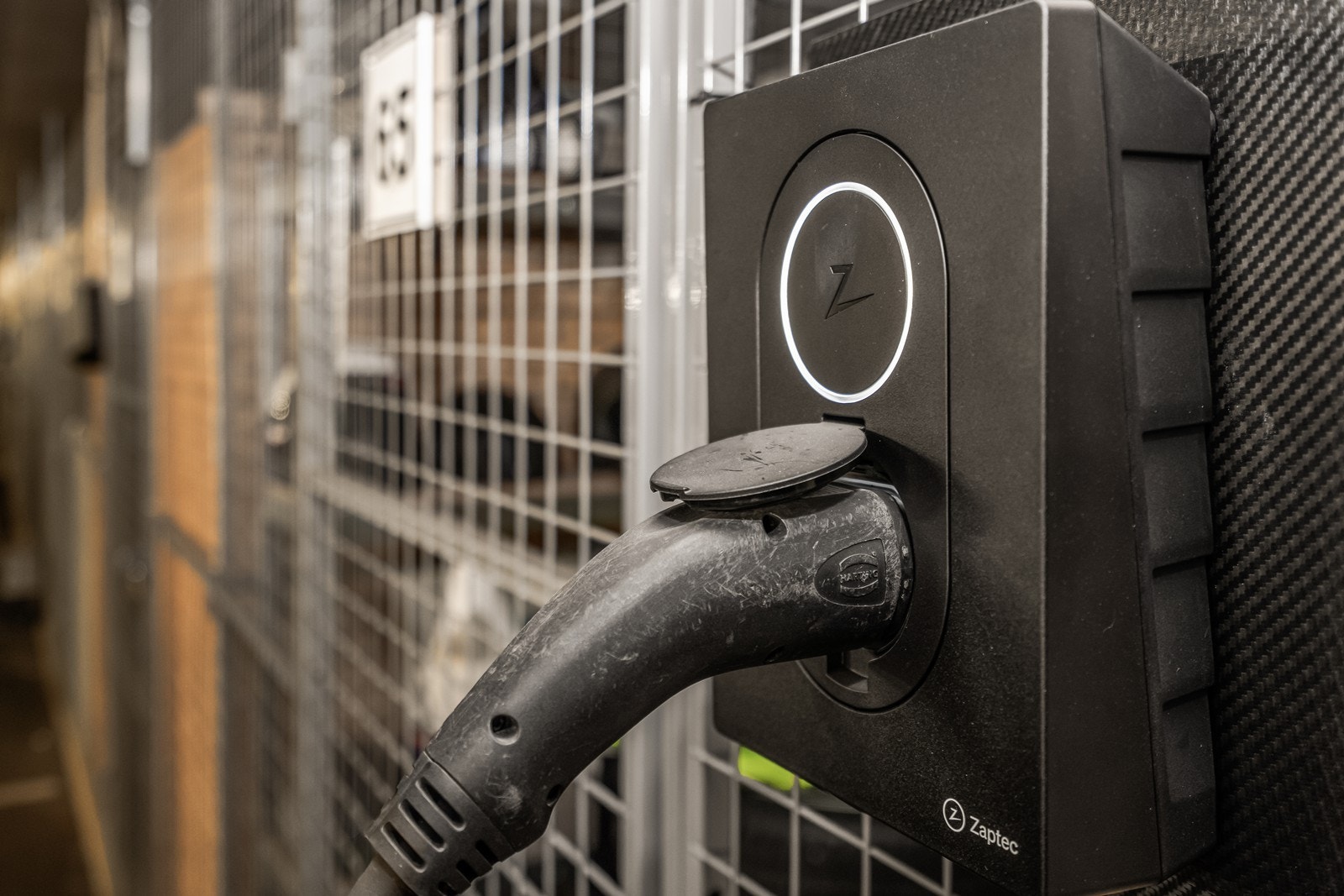 Garasjeplassen er utstyrt med elbil-lader for enkel og effektiv lading. Galleribilde