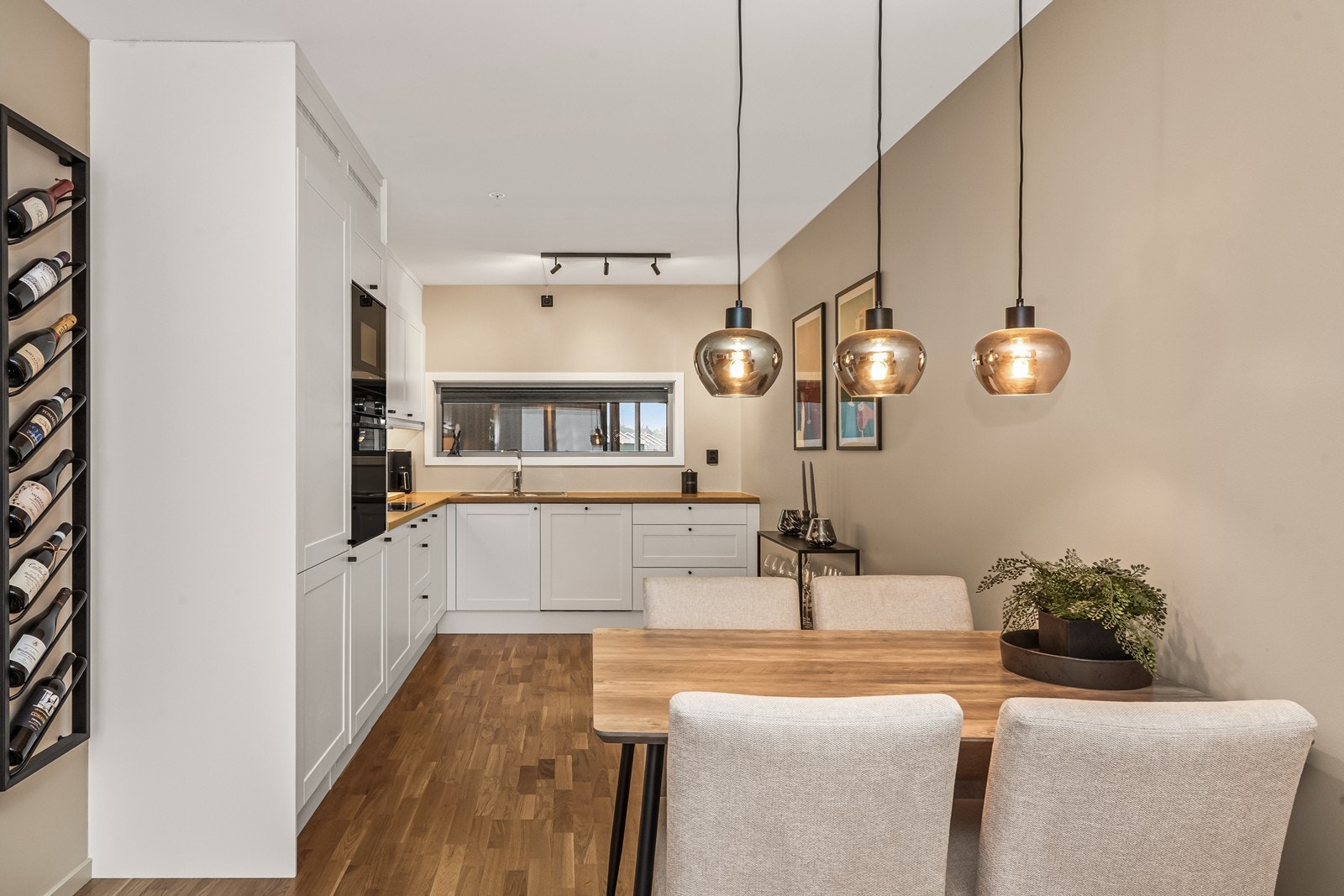 Spiseplassen har fått sin naturlige plass mellom kjøkkenet og stuen. Galleribilde